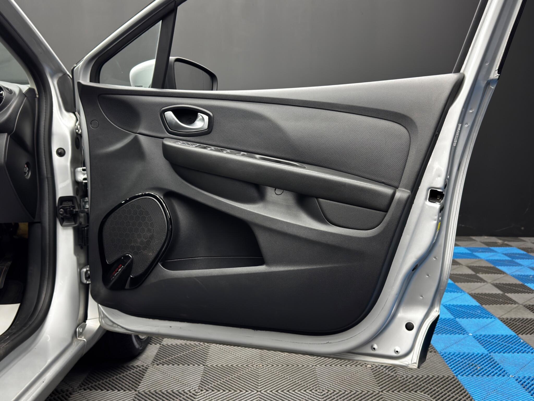 Renault Clio view 30