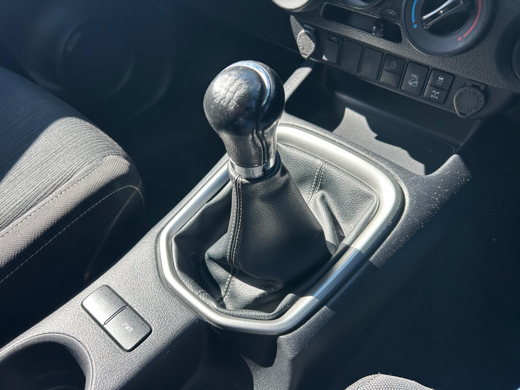 Toyota Hilux view 35