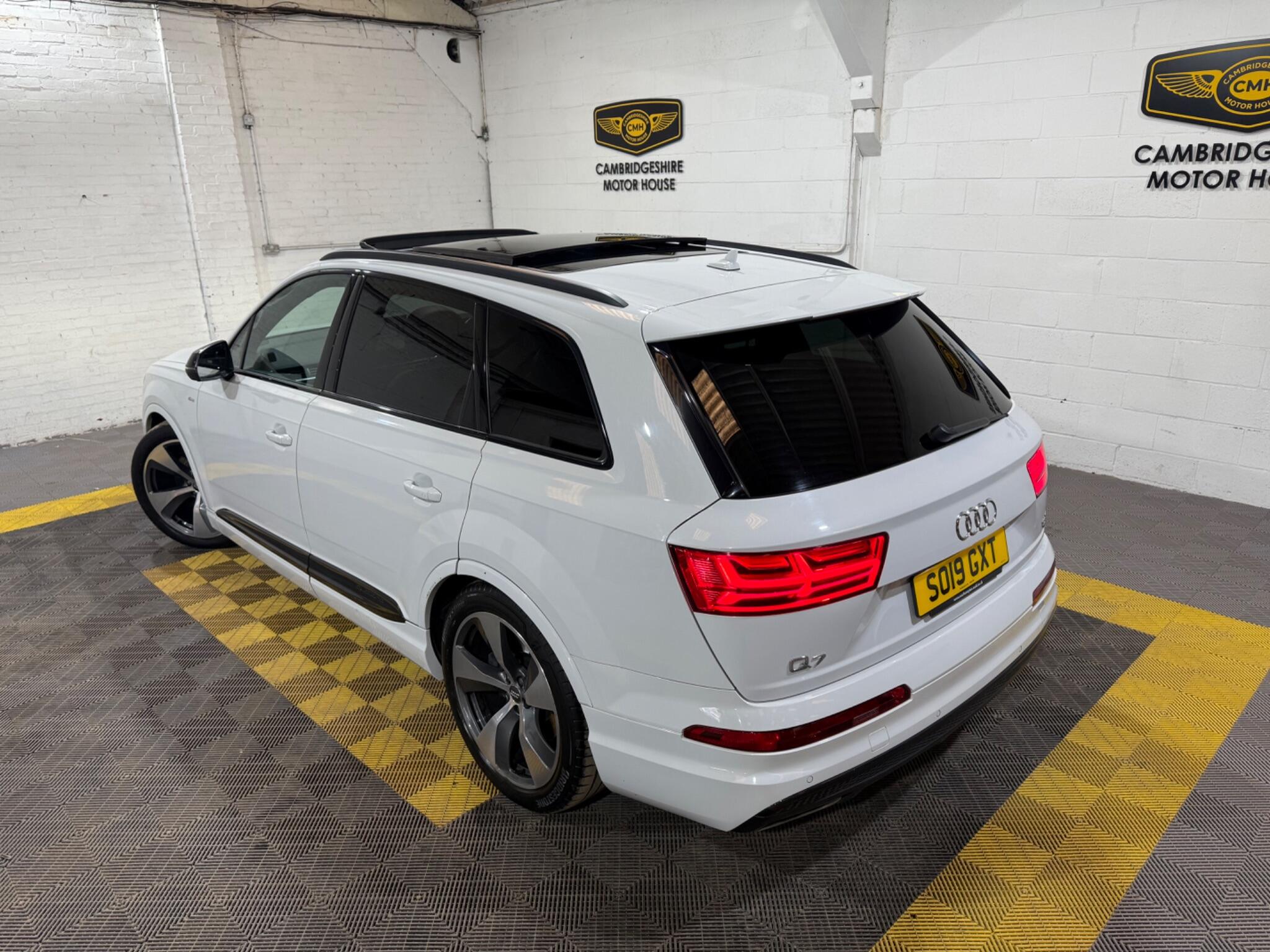 Audi Q7 view 29