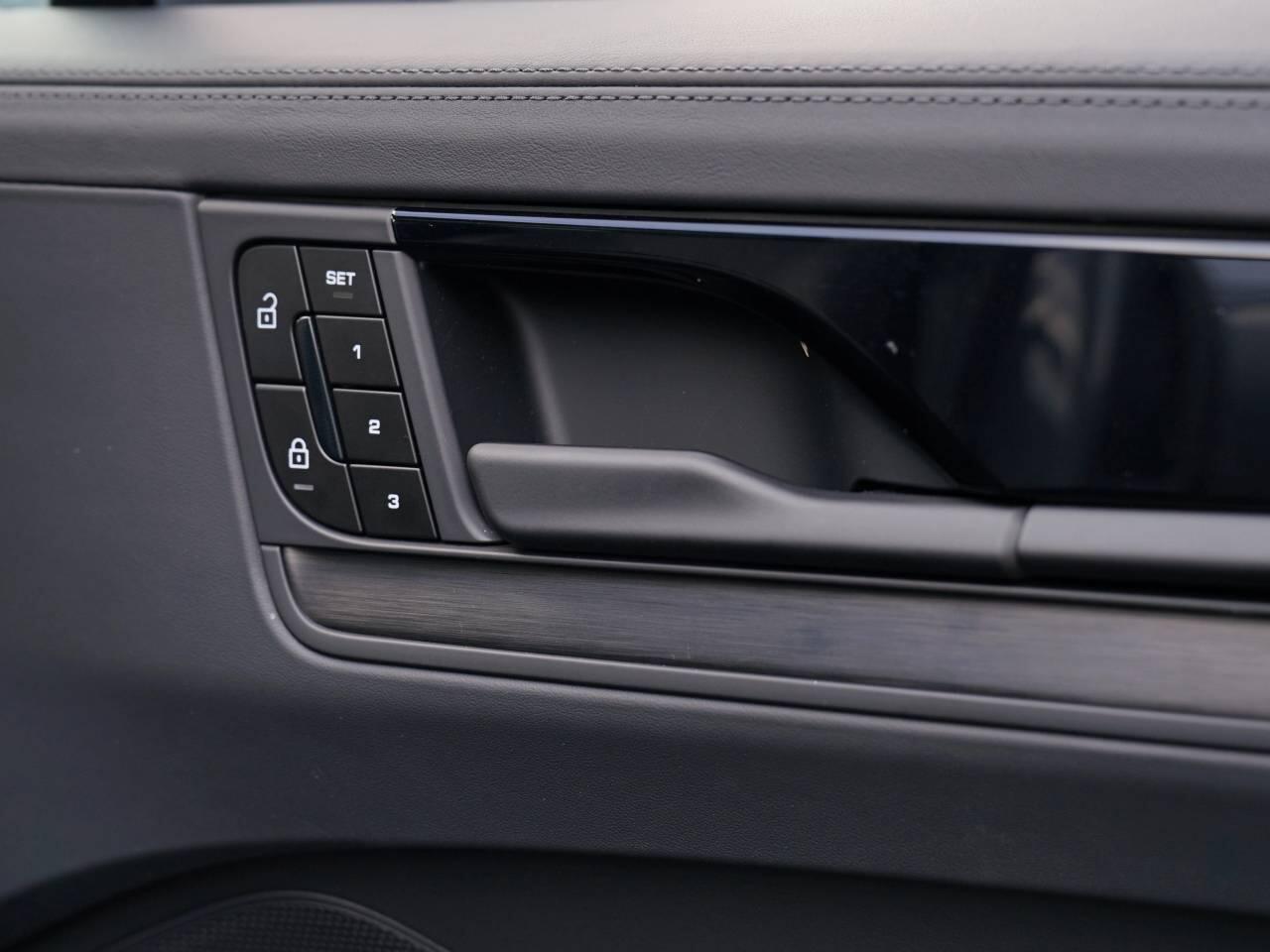Porsche Cayenne view 40