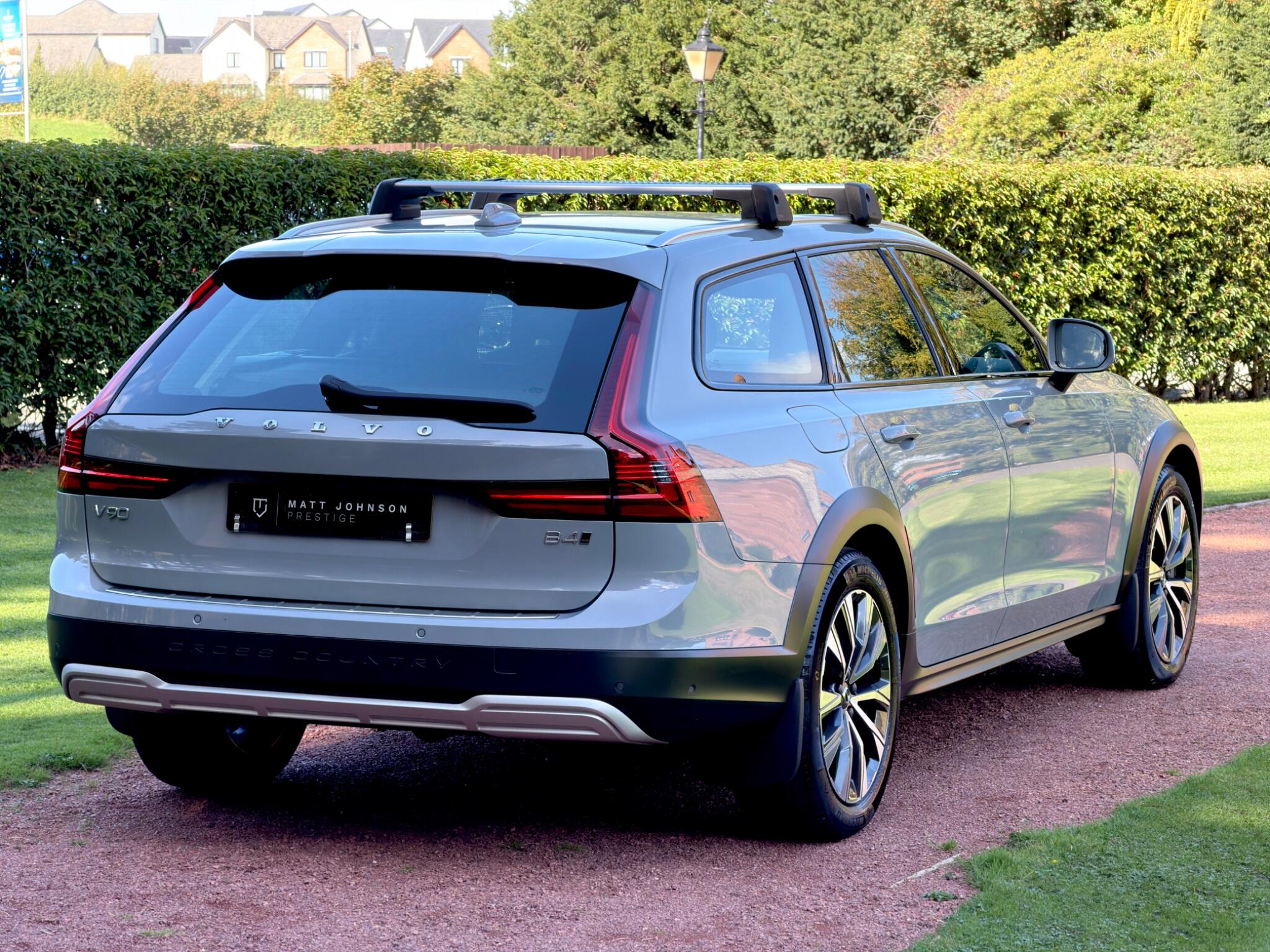 Volvo V90 Cross Country view 33