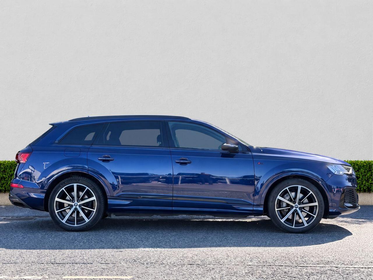 Audi Q7 view 8