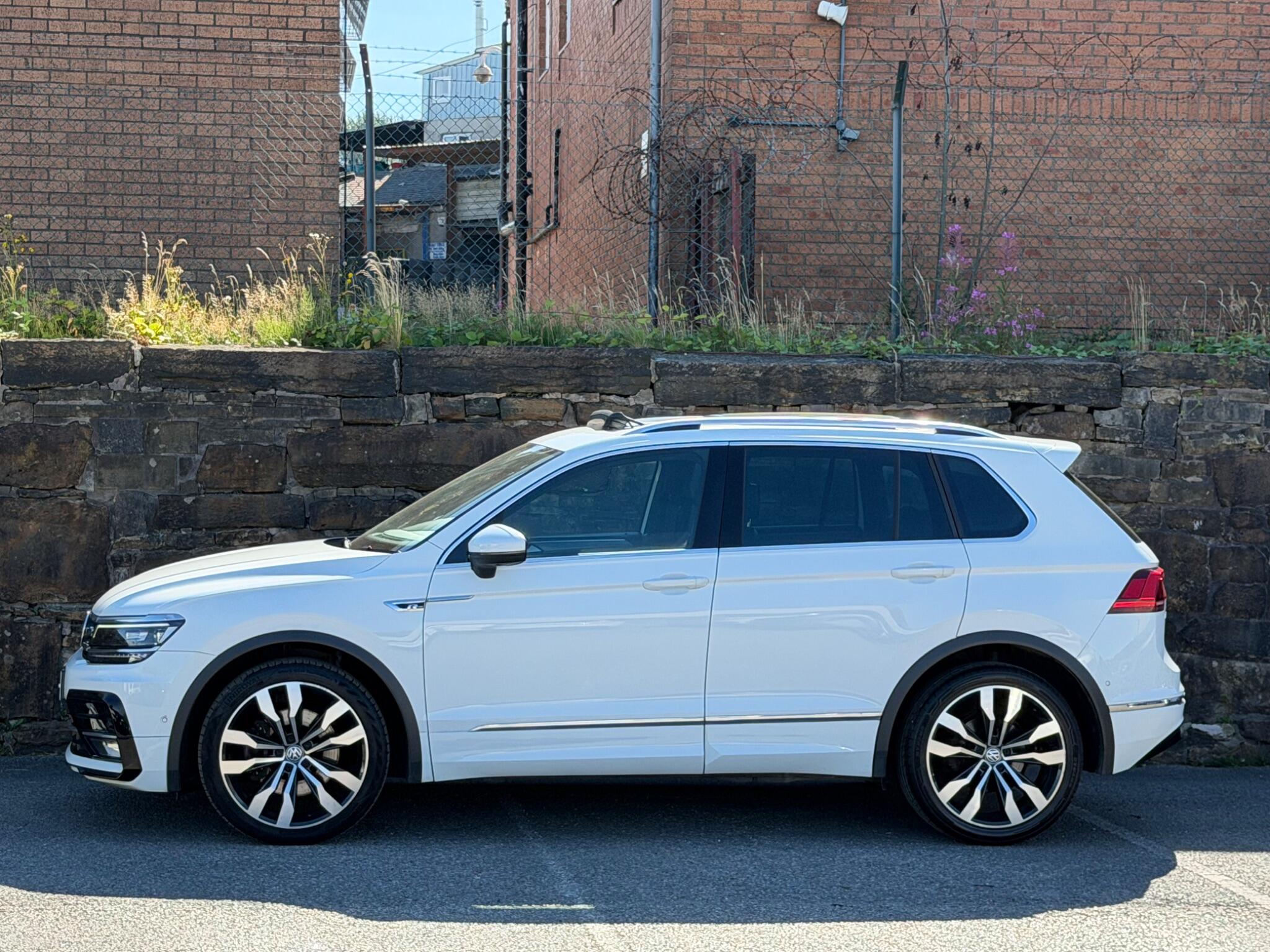 Volkswagen Tiguan view 4