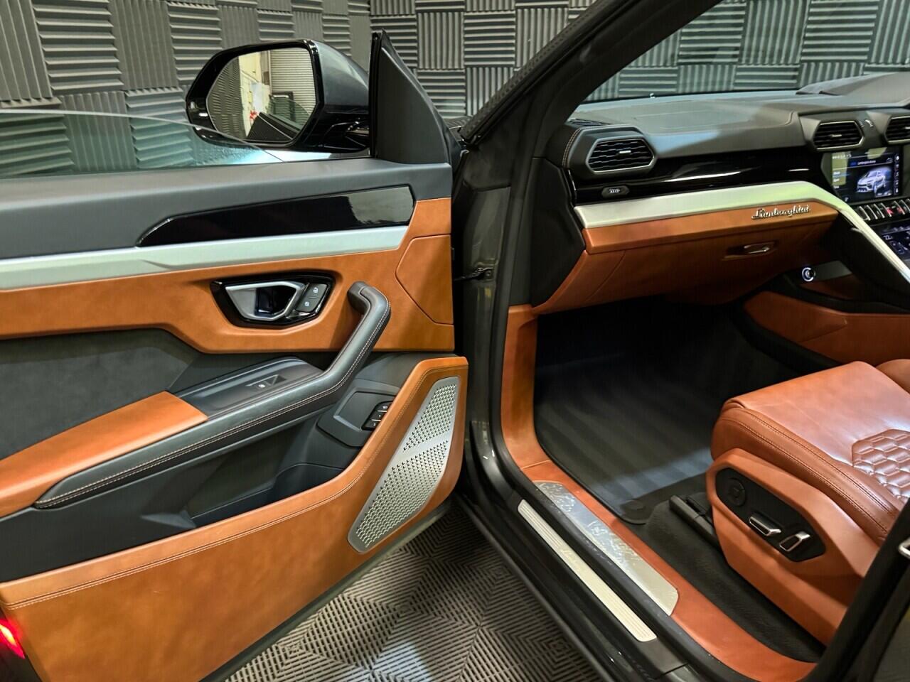 Lamborghini Urus view 10