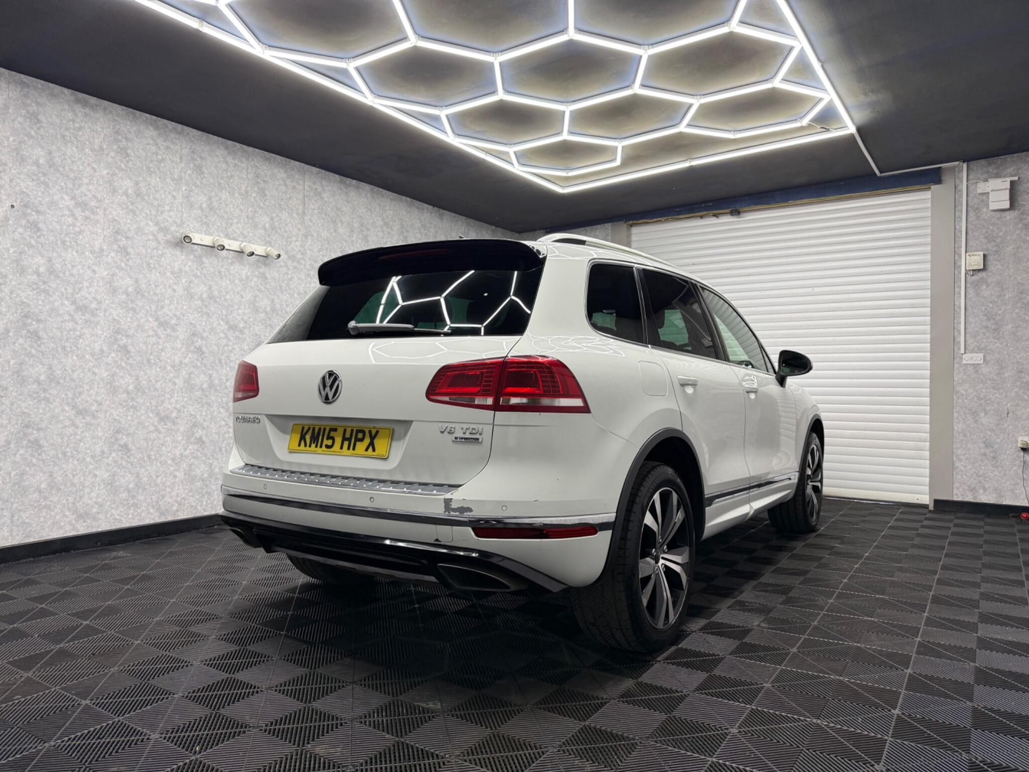 Volkswagen Touareg view 4