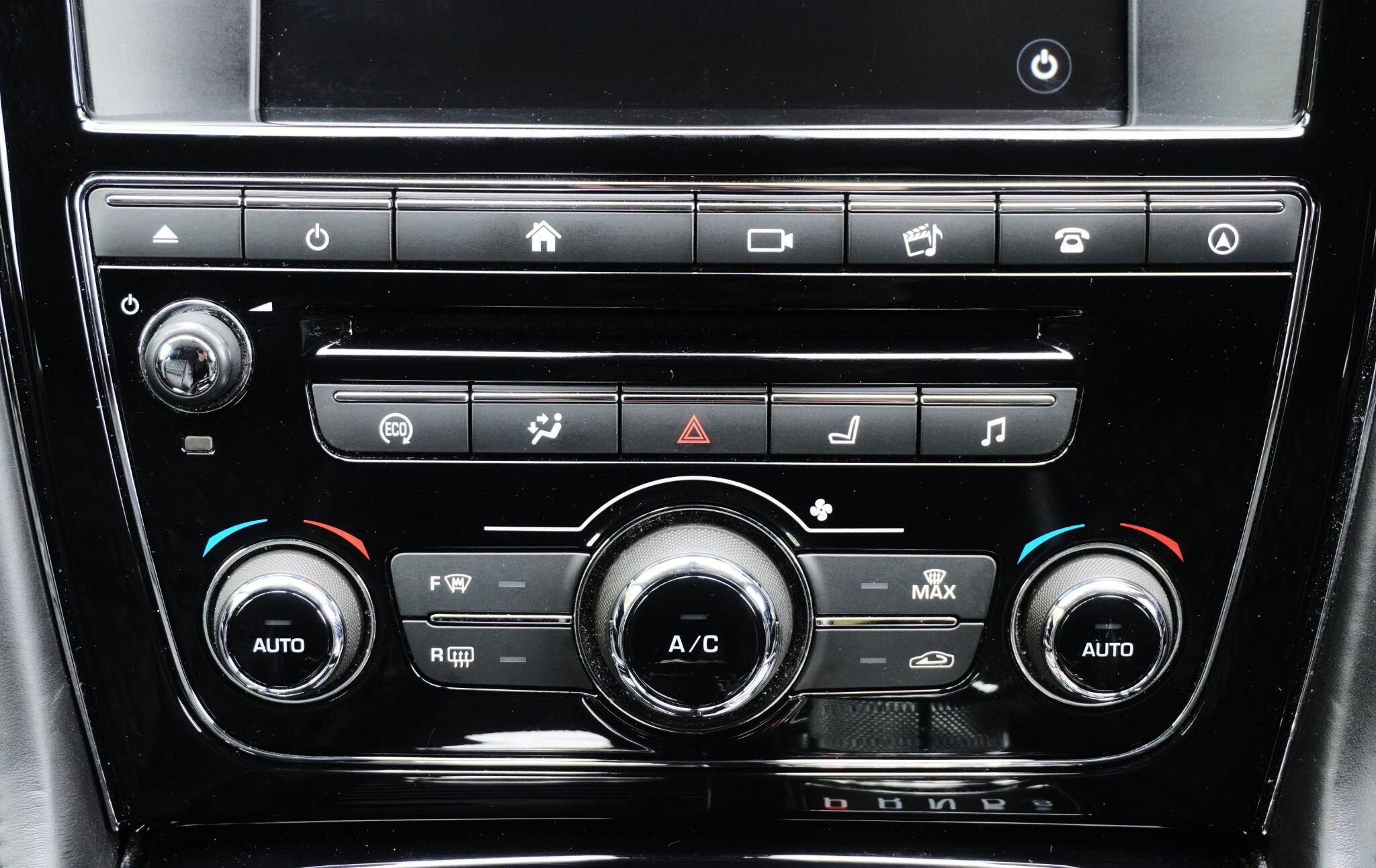 Jaguar XJ view 36