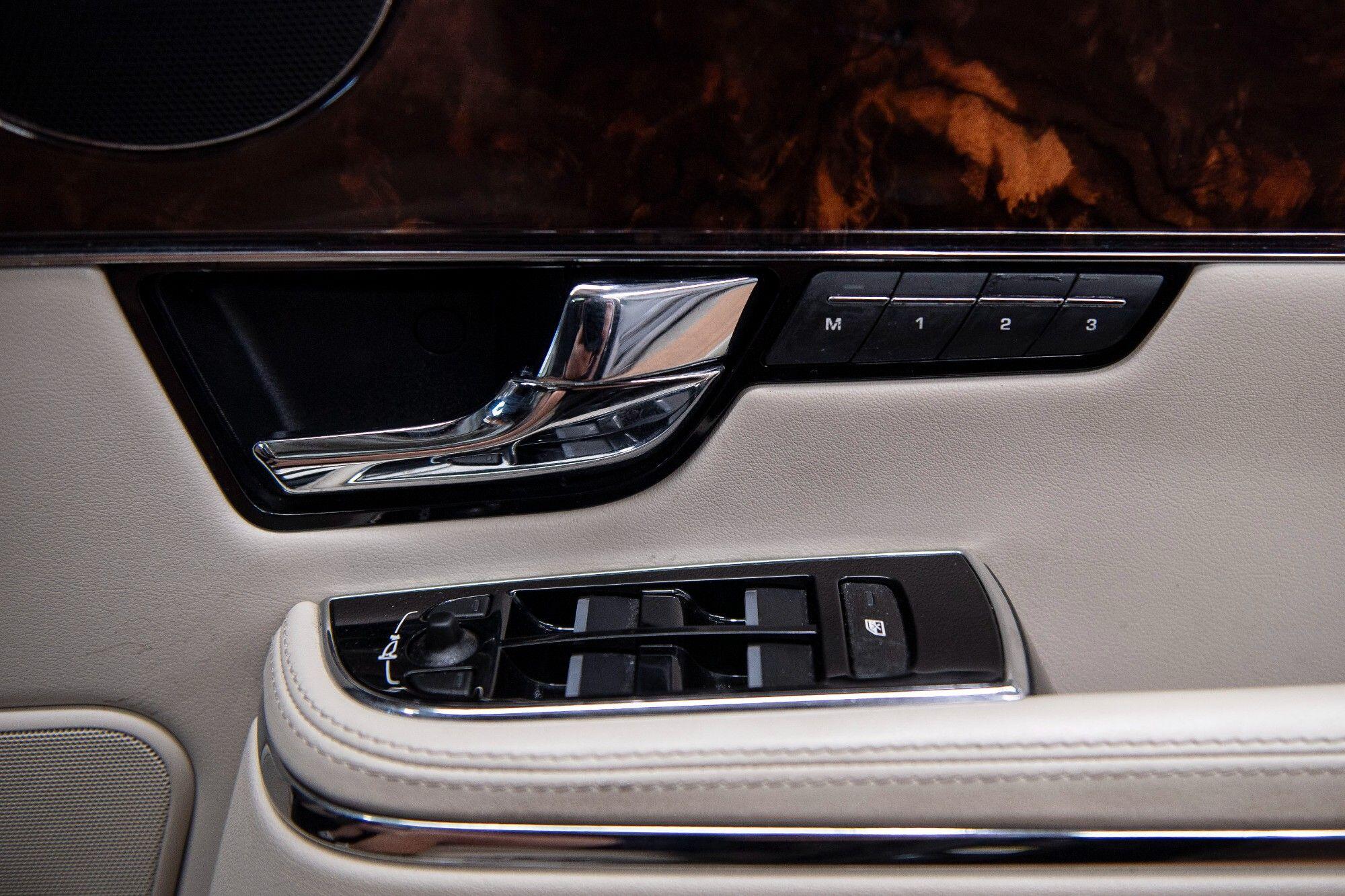 Jaguar XJ view 21