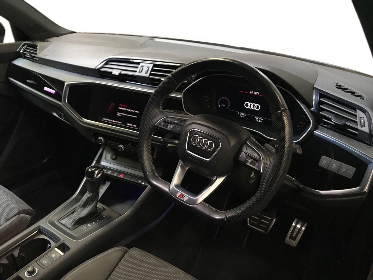 Audi Q3 view 3