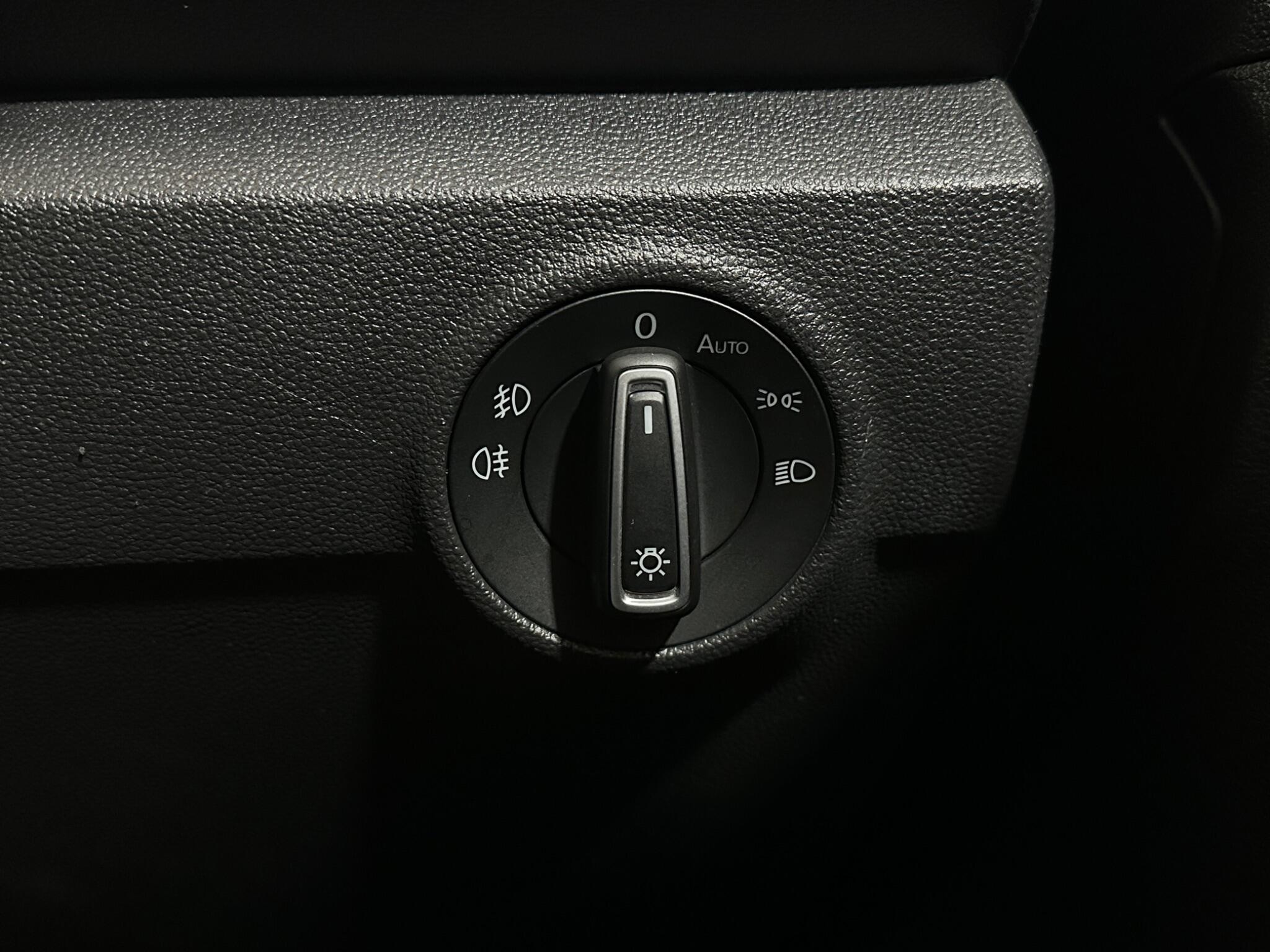 Volkswagen T-Roc view 18