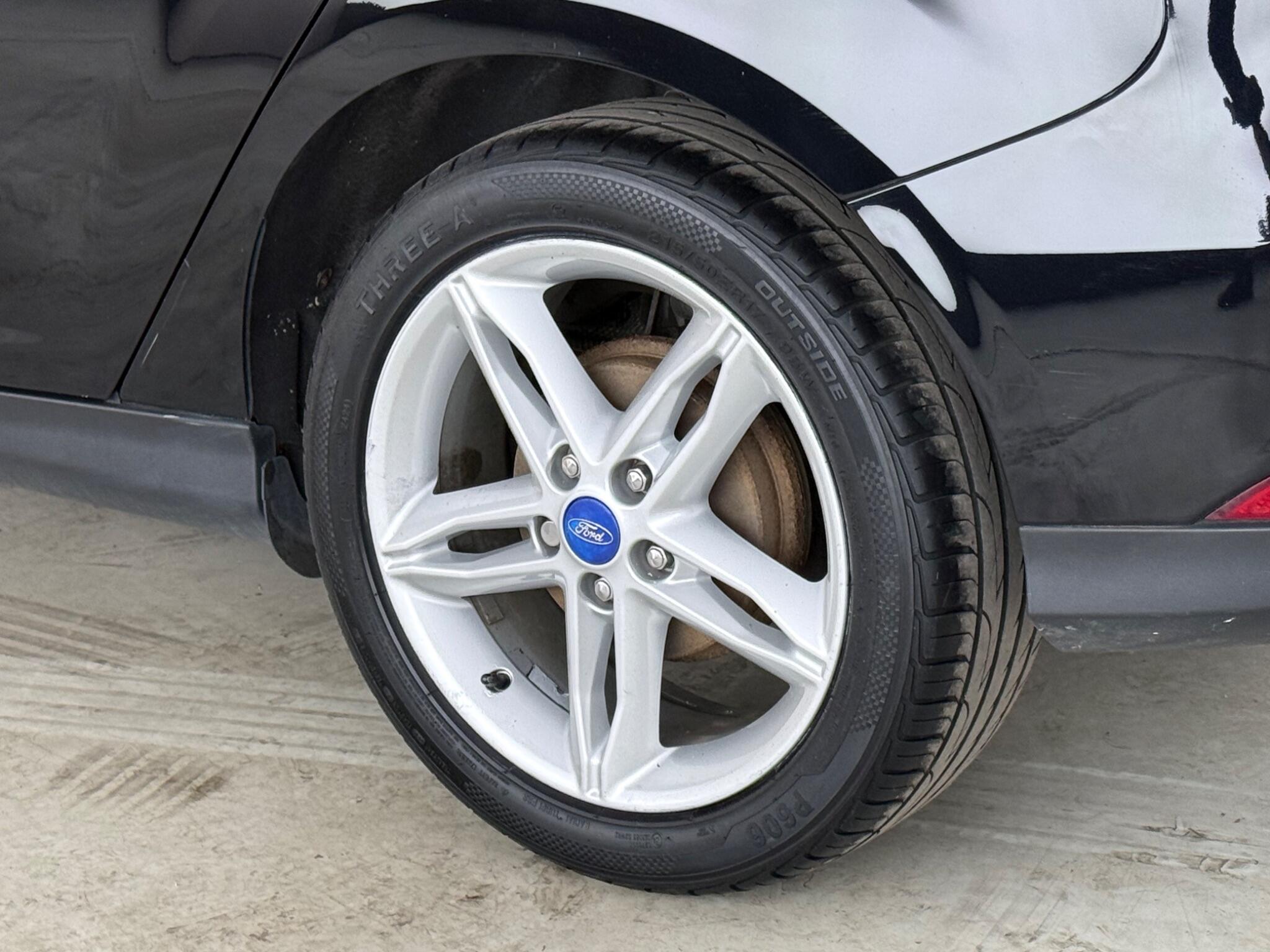 Ford Focus view 6