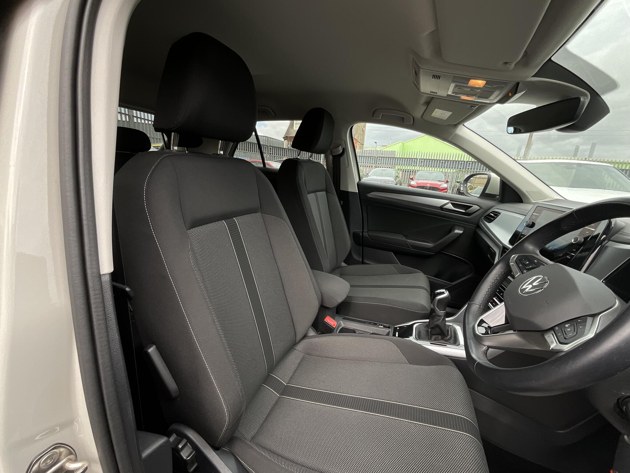 Volkswagen T-Roc view 8
