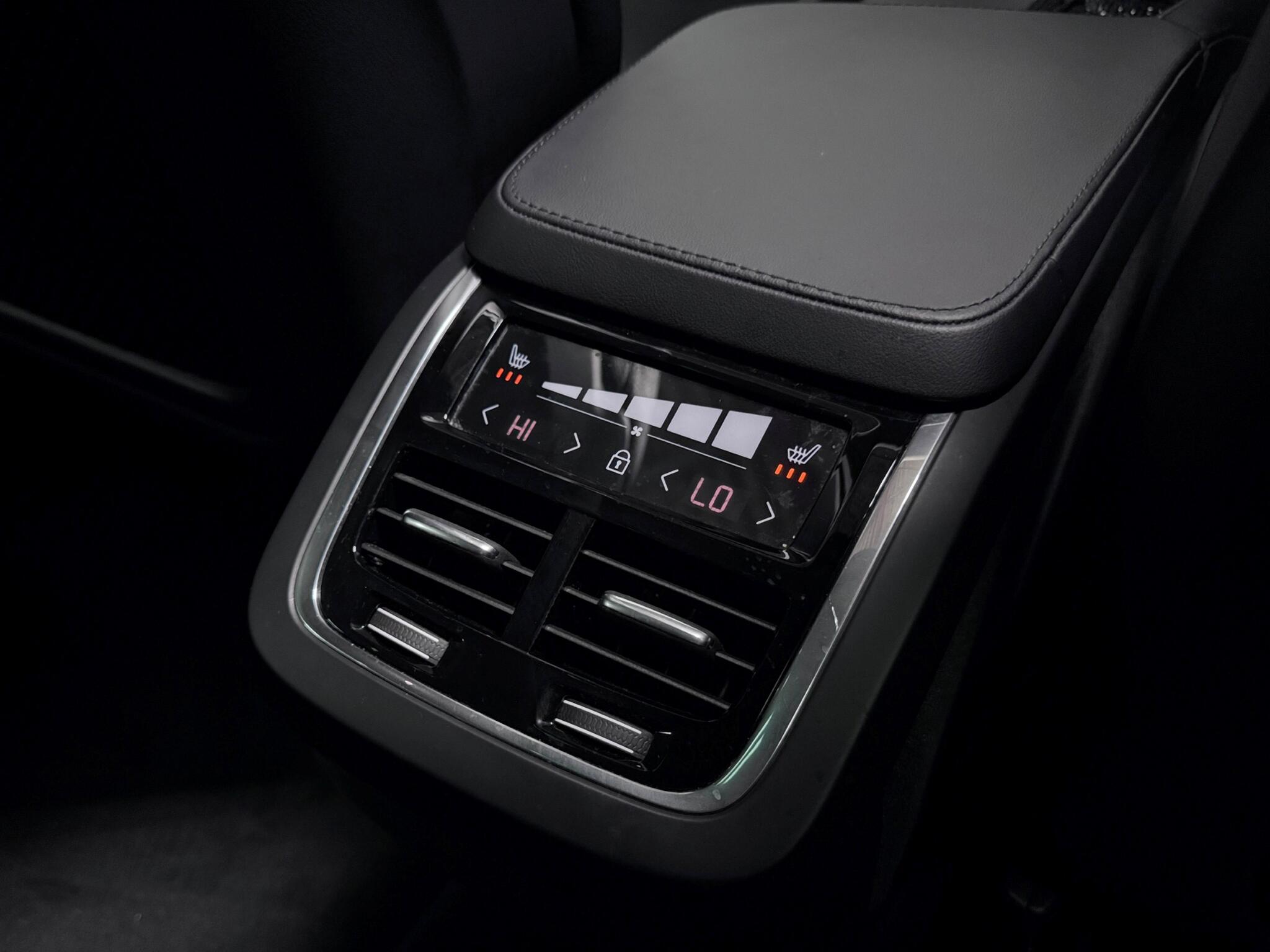 Volvo XC90 view 23