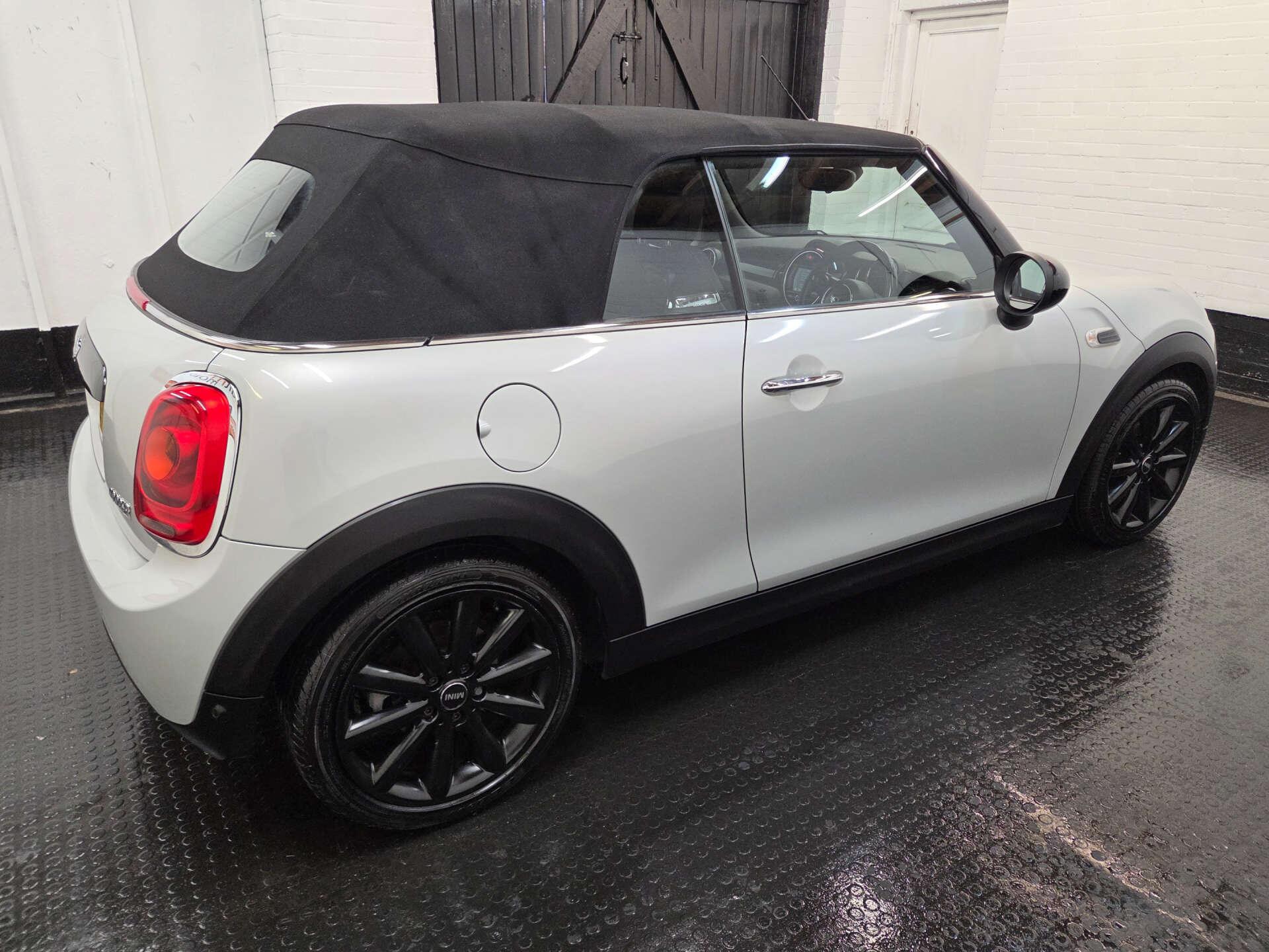 Mini Convertible view 35