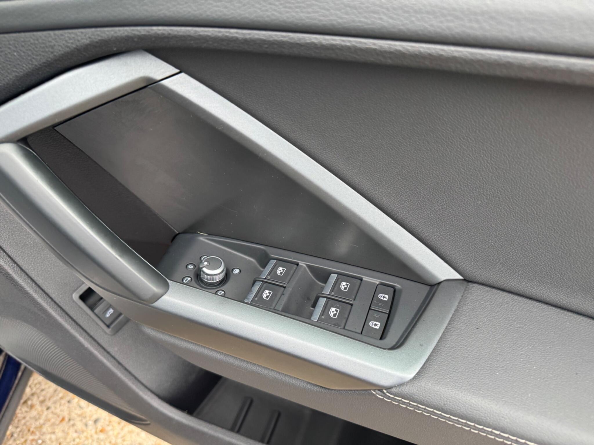 Audi Q3 view 32