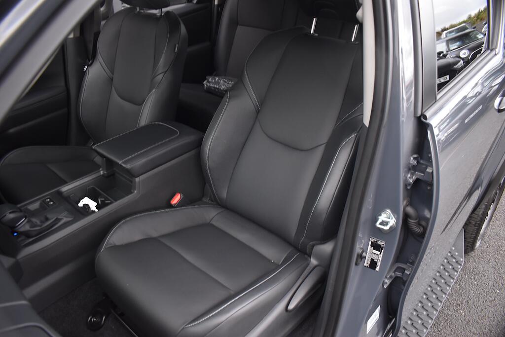 Toyota Hilux view 37