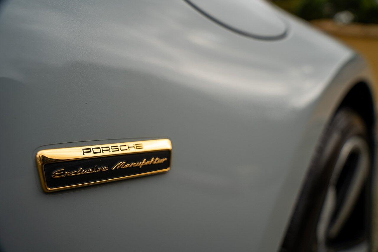 Porsche 911 view 7