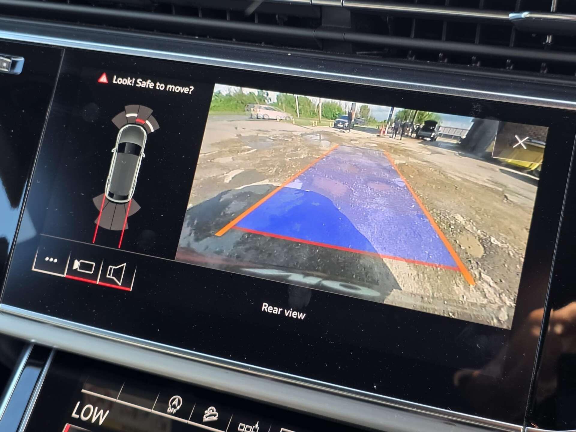 Audi Q8 view 39
