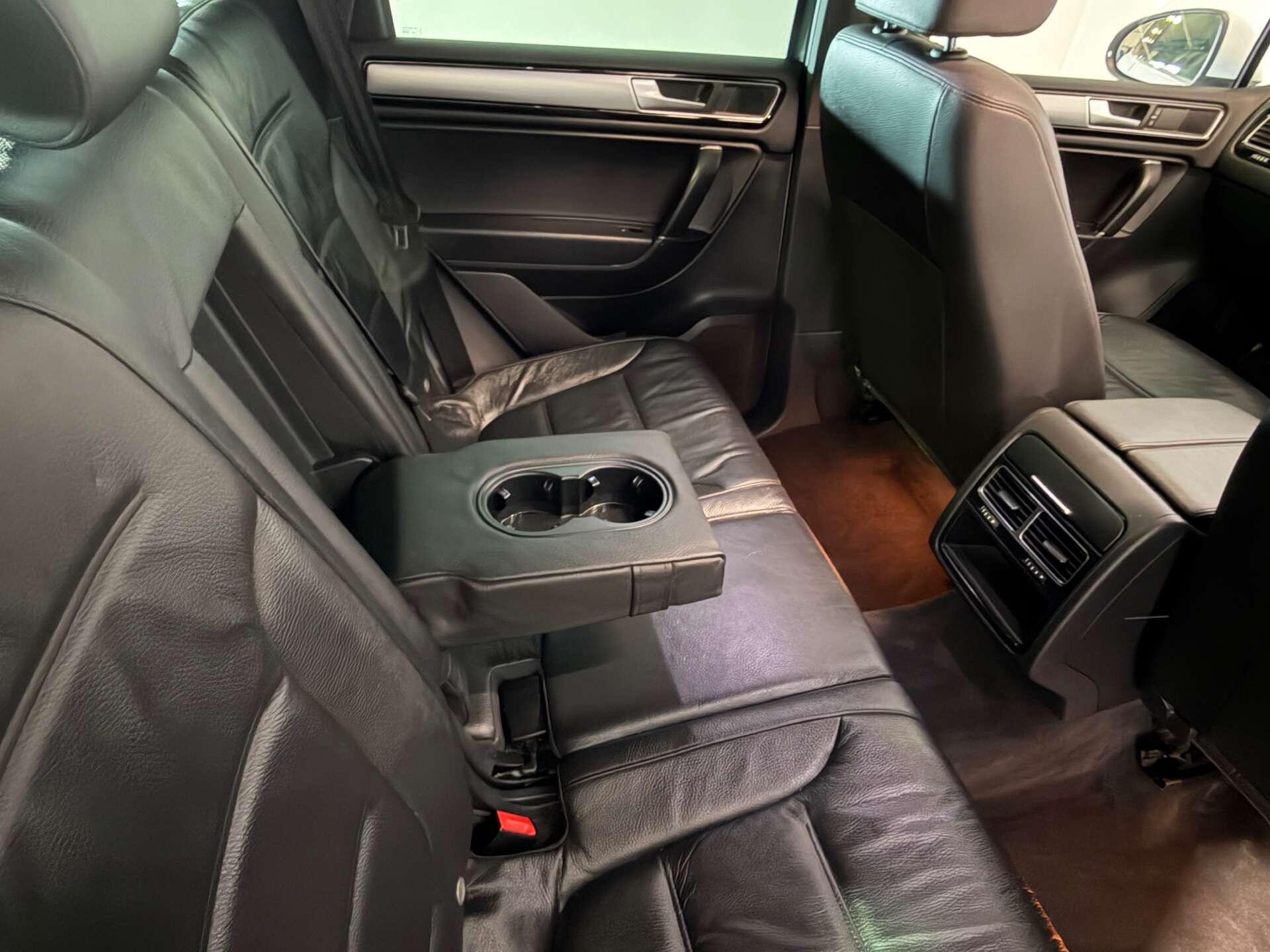 Volkswagen Touareg view 18
