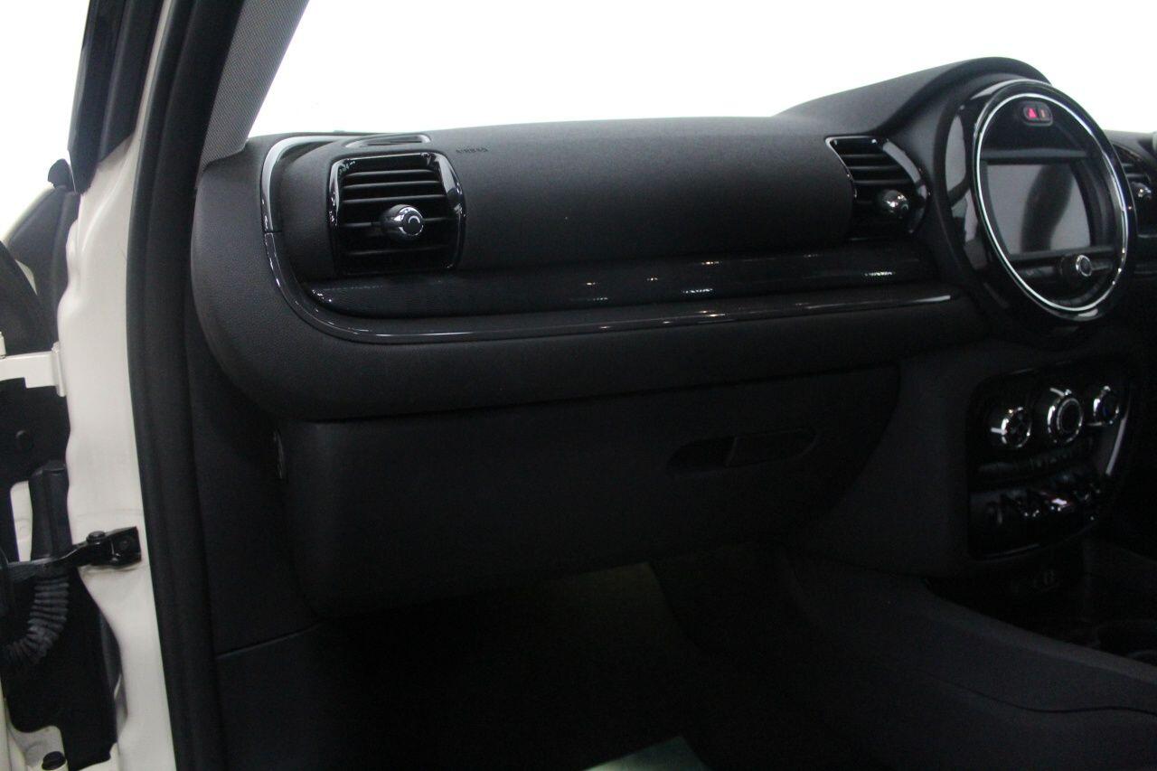 MINI Clubman view 30