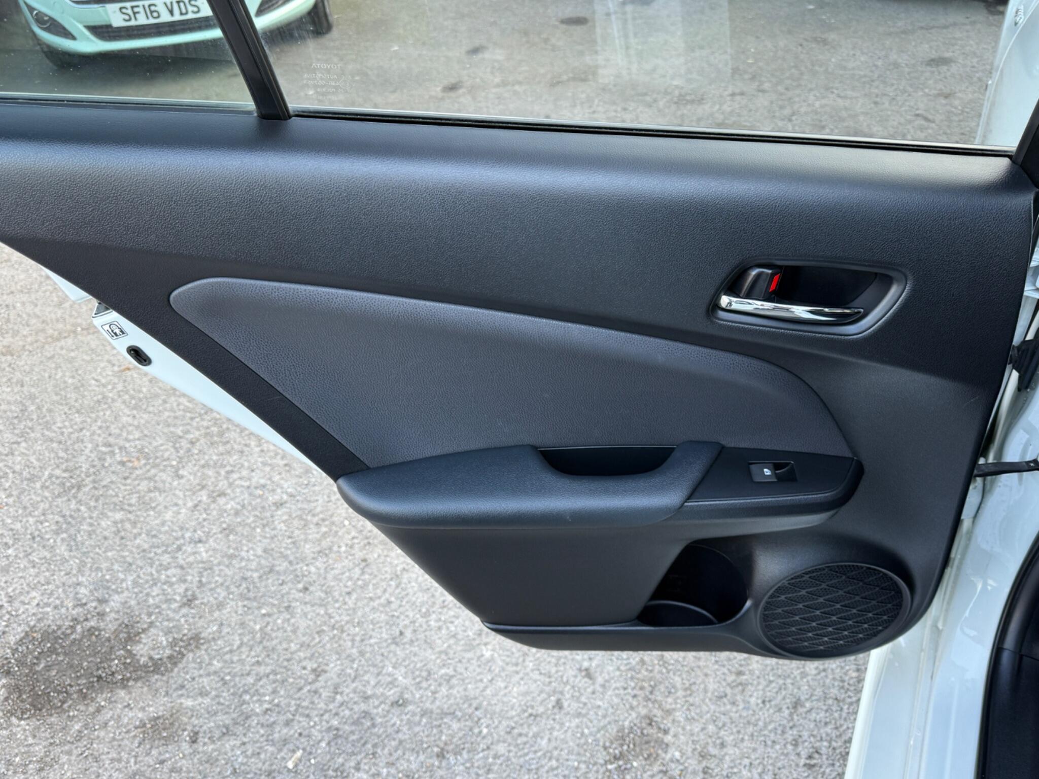 Toyota Prius - Image 58