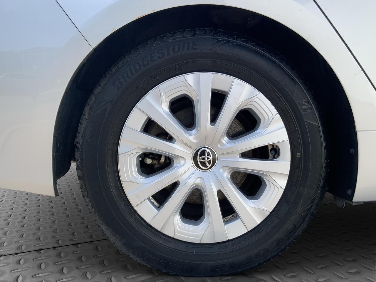 Toyota Prius view 23
