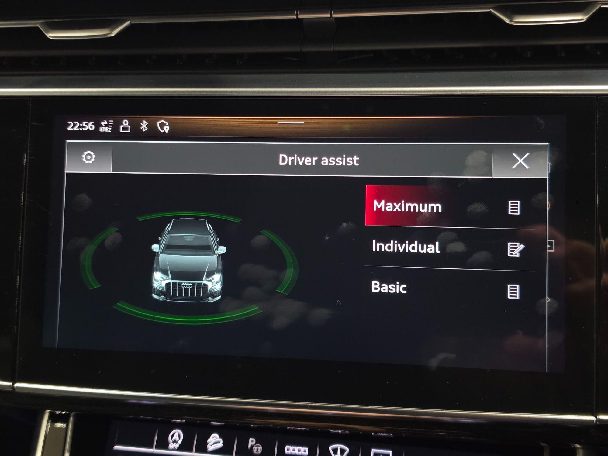 Audi Q8 view 100