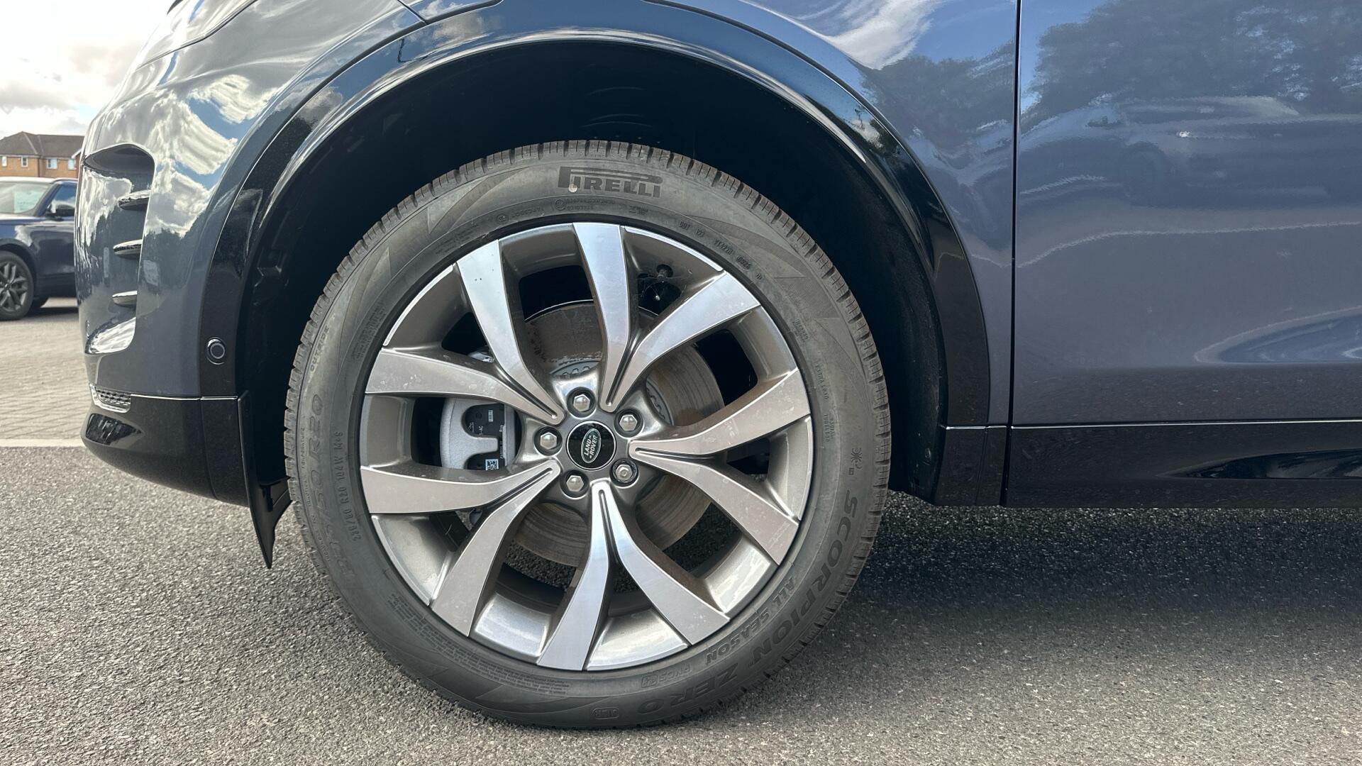 Land Rover Discovery Sport view 17