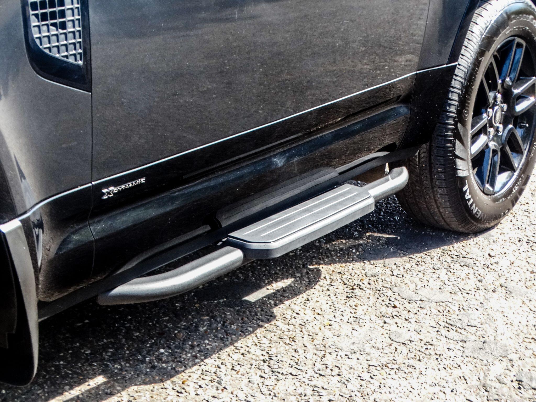 Land Rover Defender 90 view 10
