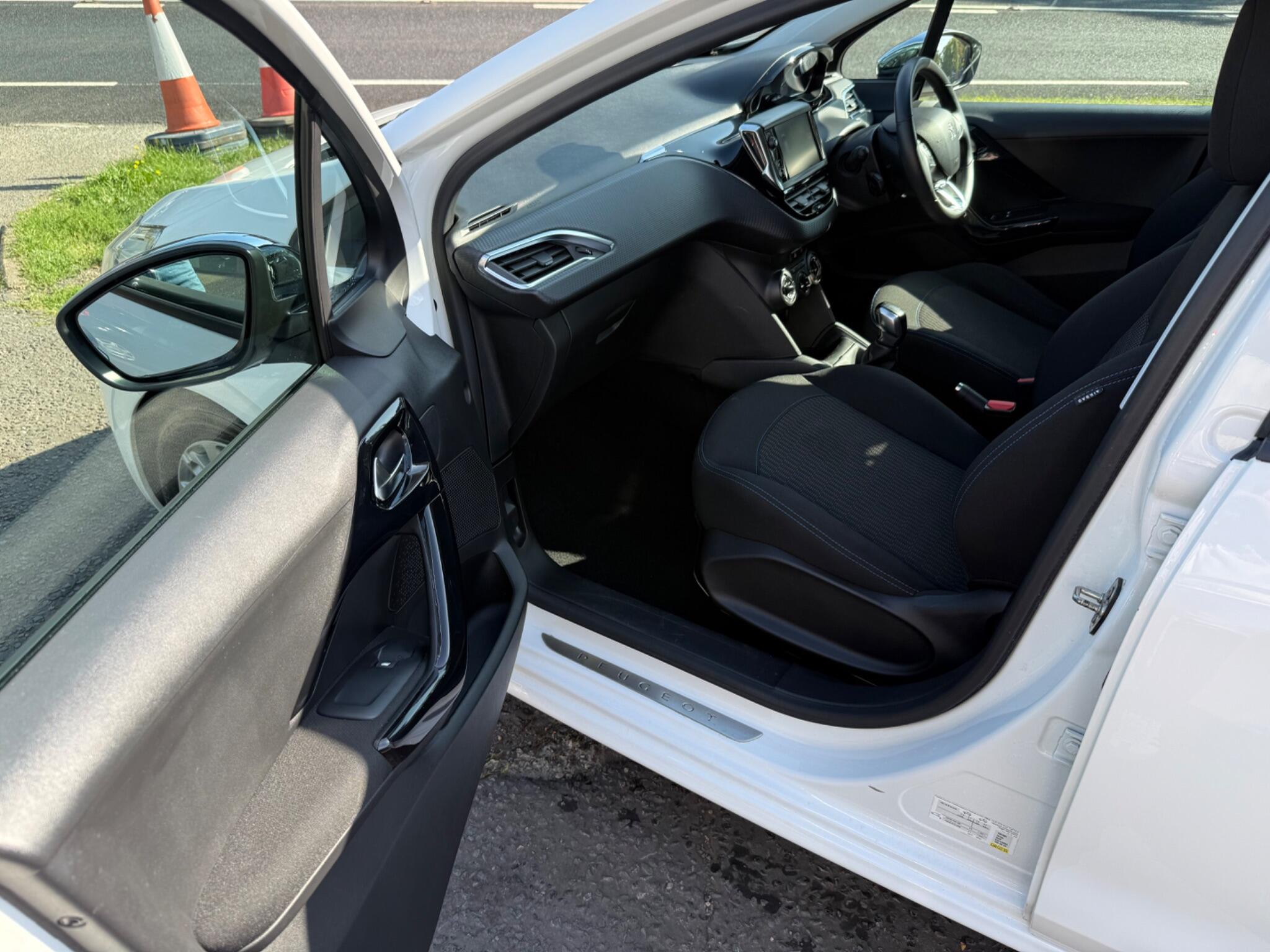 Peugeot 208 view 32