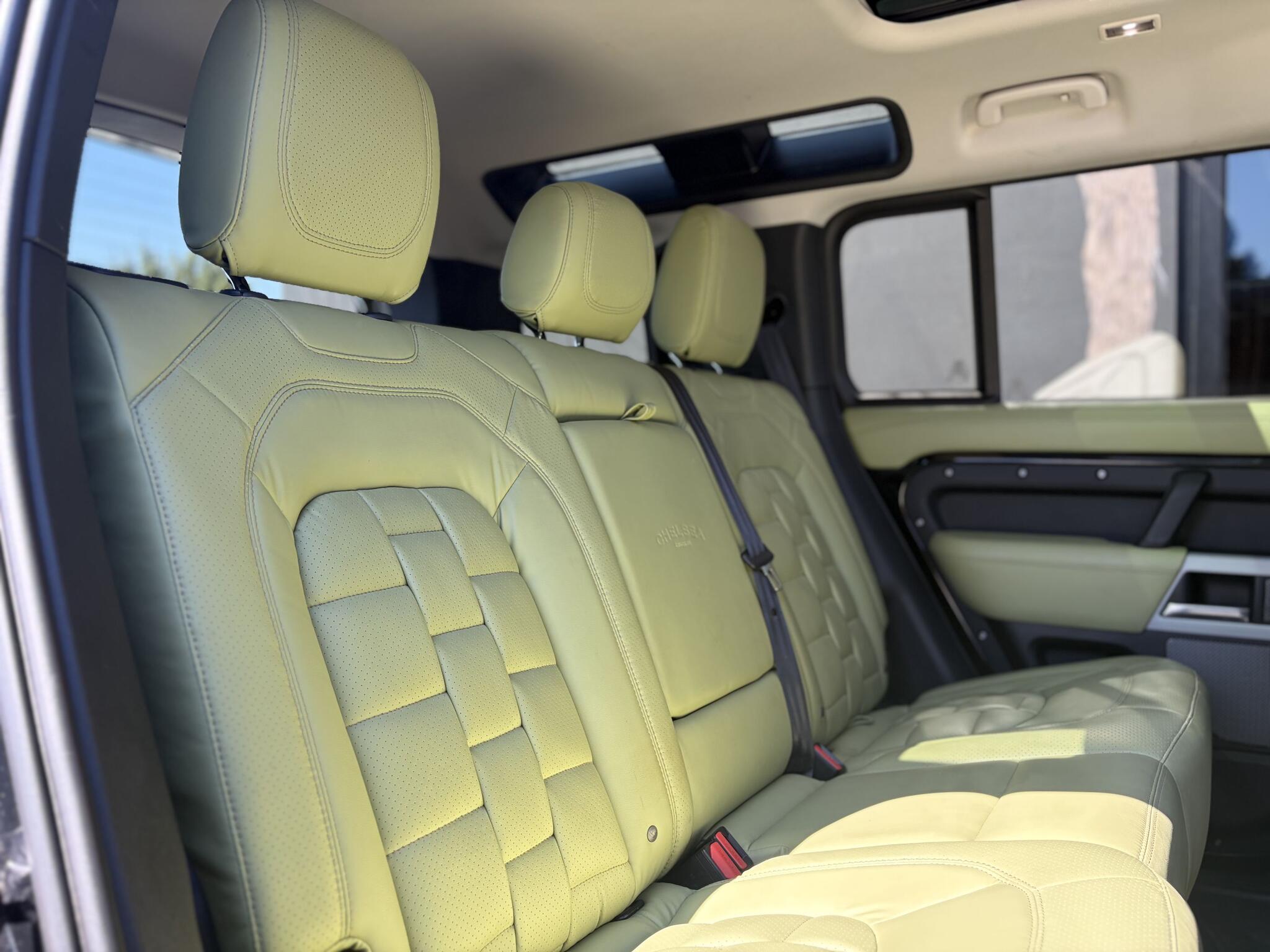 Land Rover Defender 110 view 29