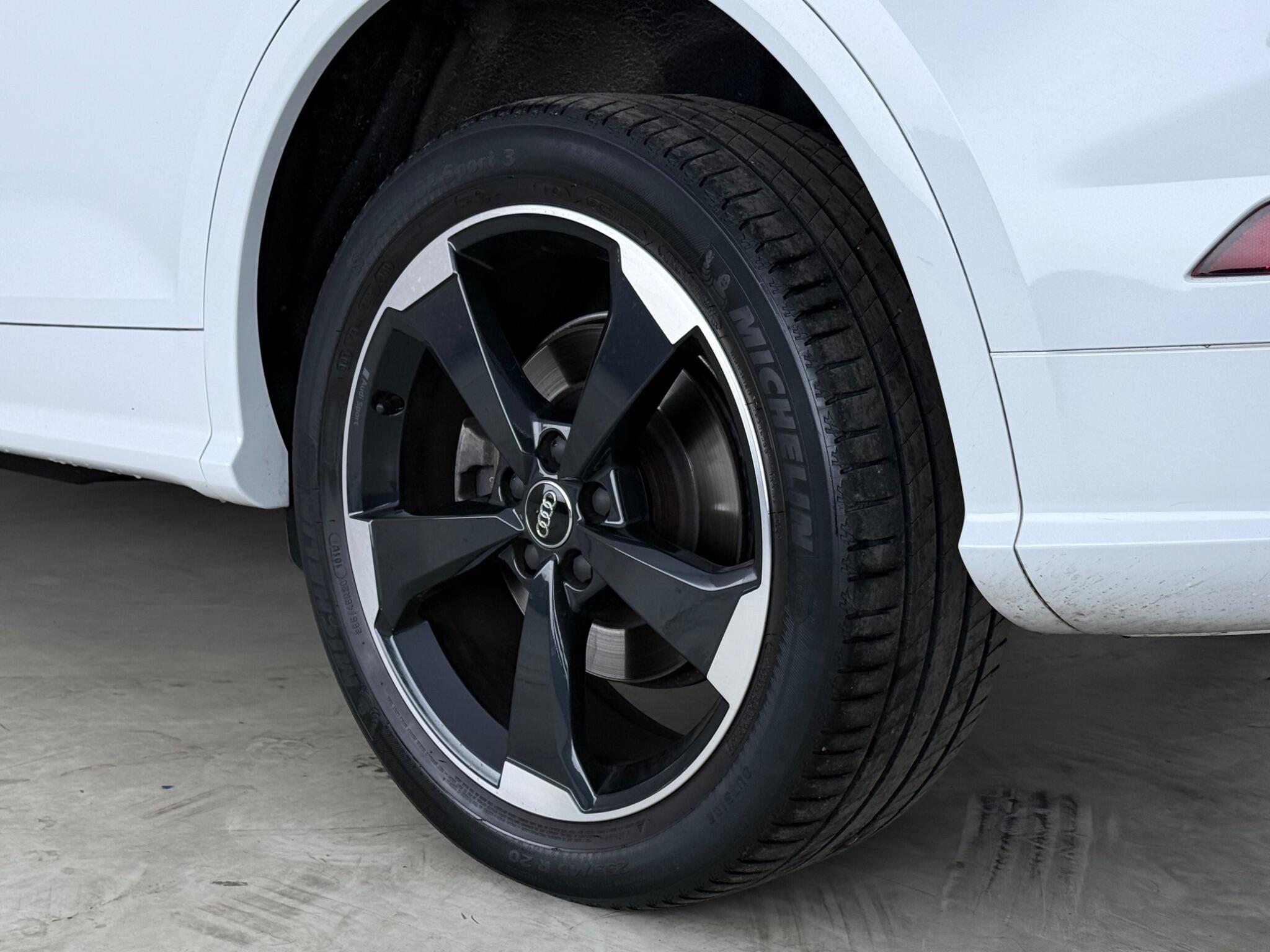 Audi Q5 view 9