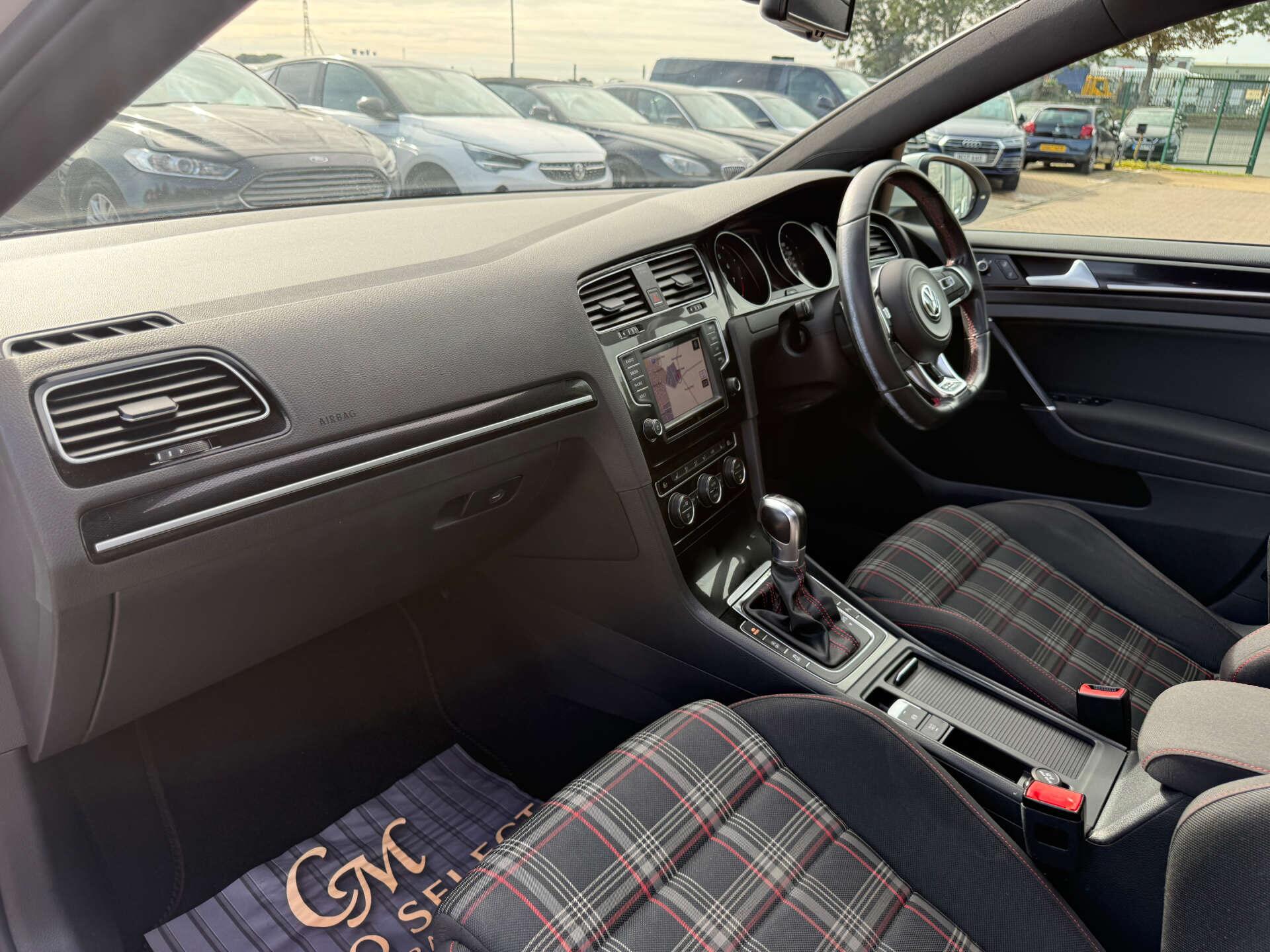 Volkswagen Golf view 82