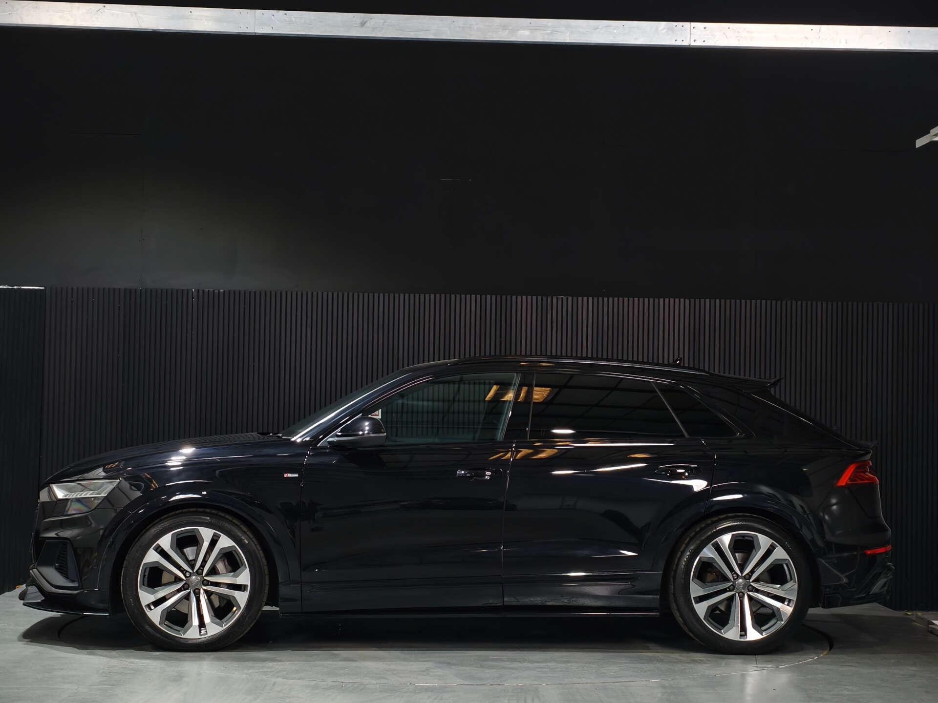 Audi Q8 view 11