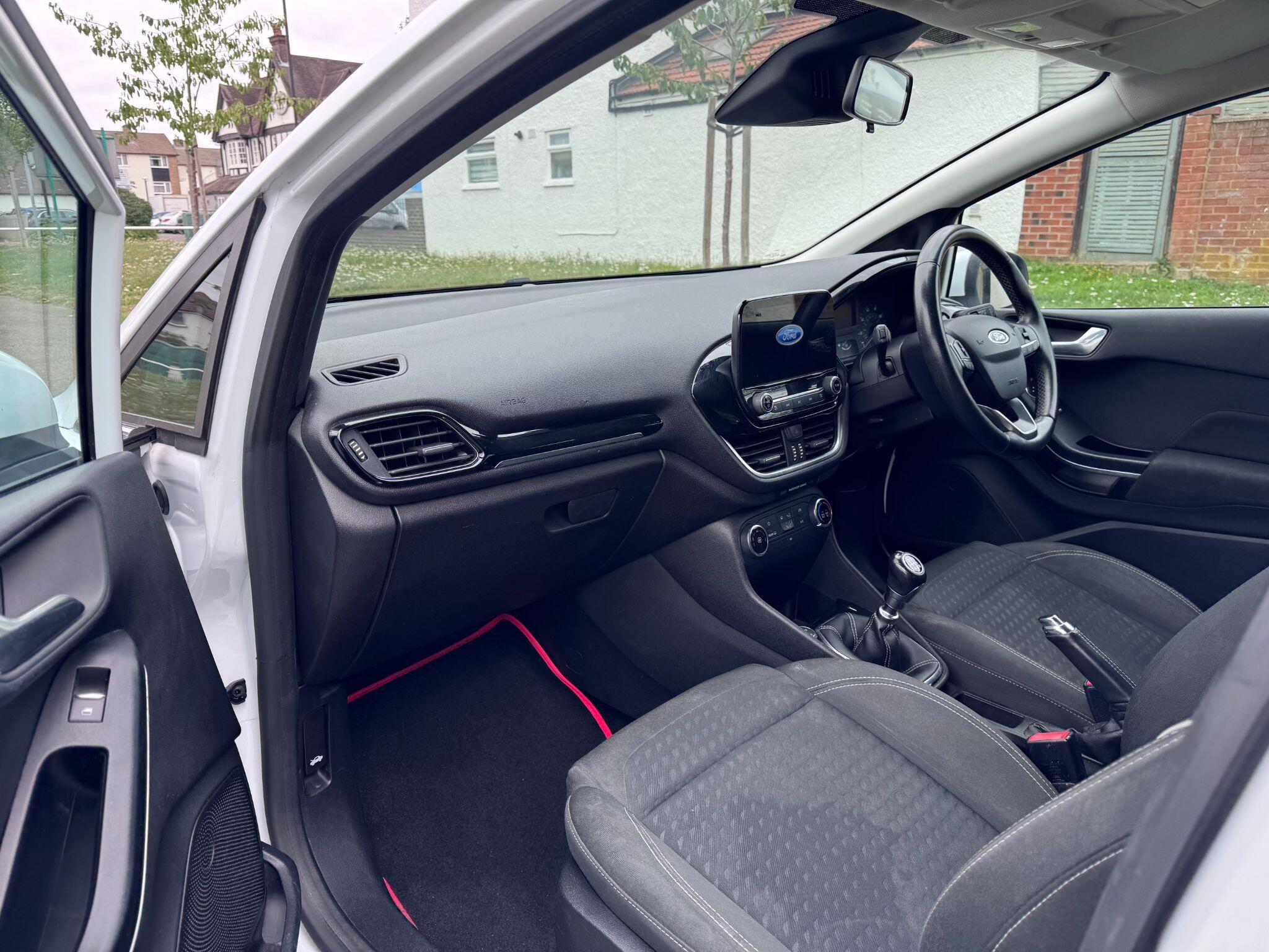 2017 Ford Fiesta image 19