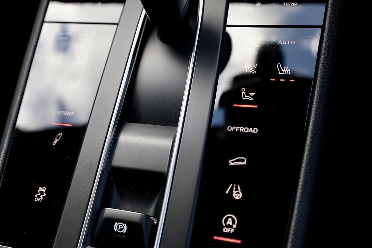 Porsche Macan view 19