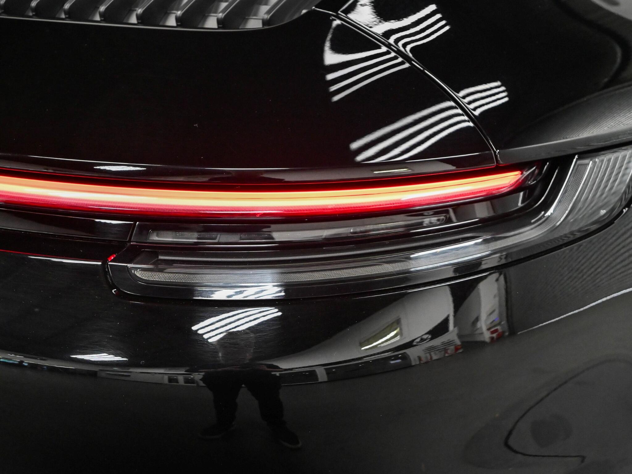 Porsche 911 view 34