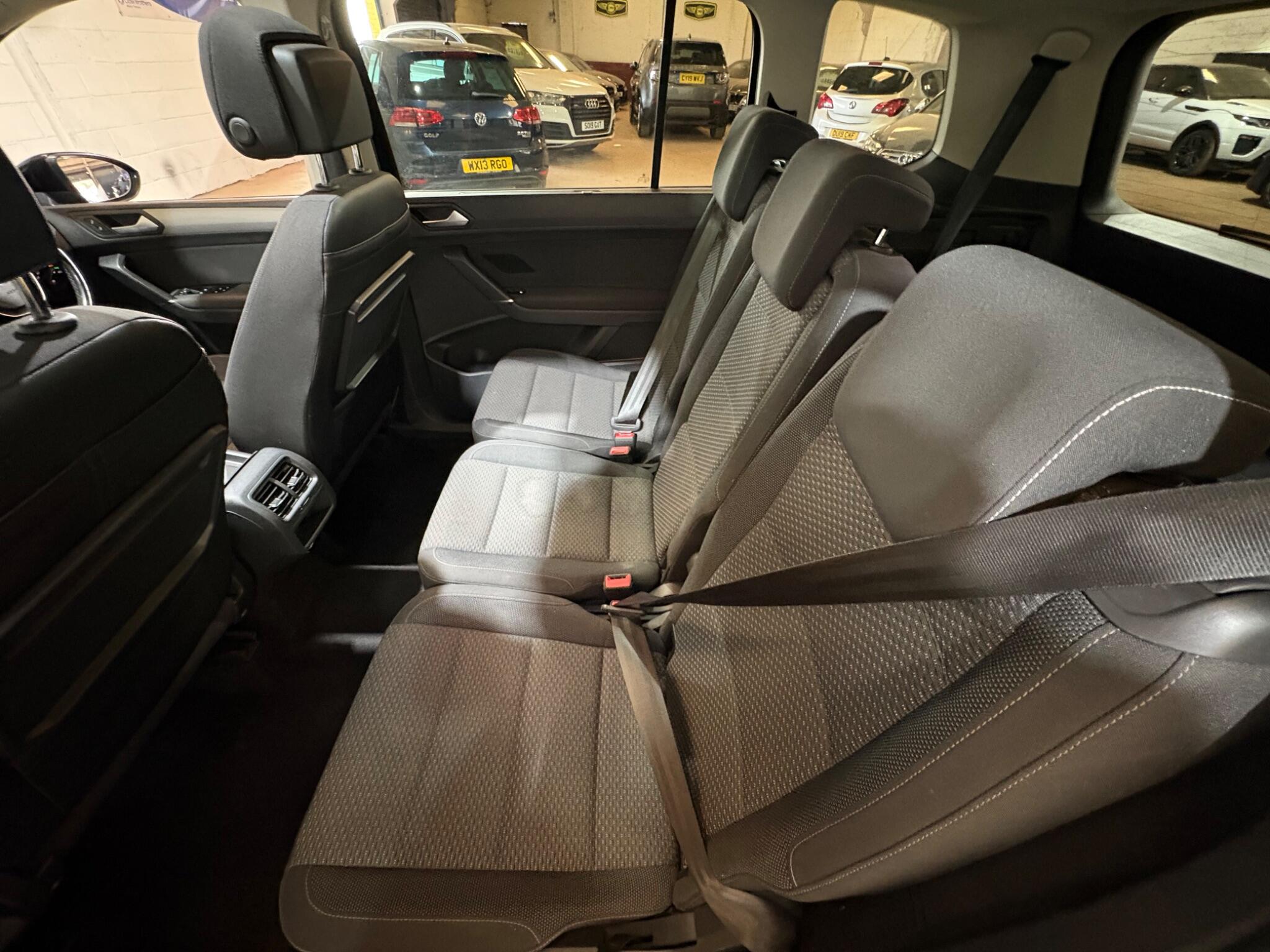 Volkswagen Touran view 60