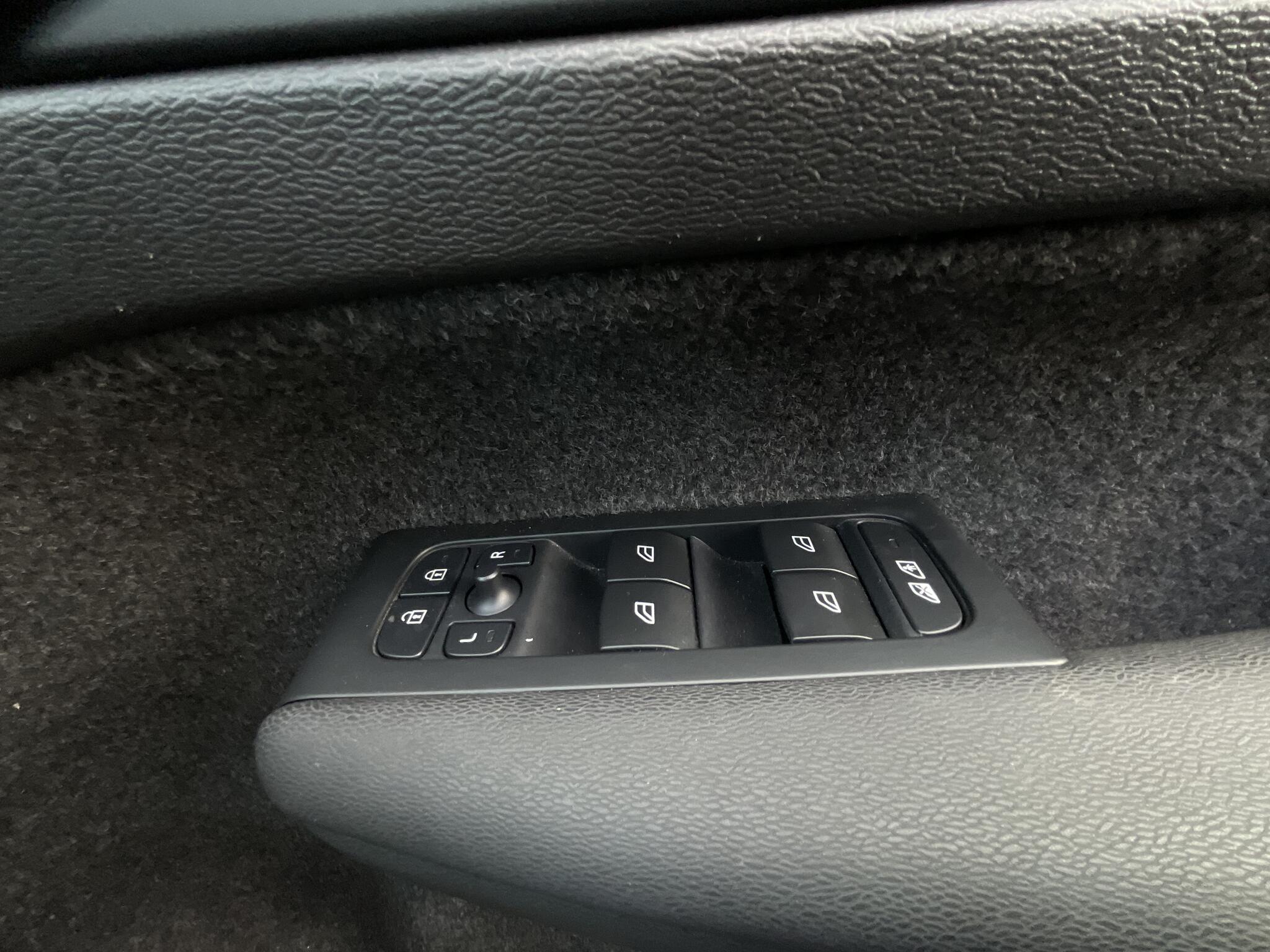 Volvo XC40 view 28