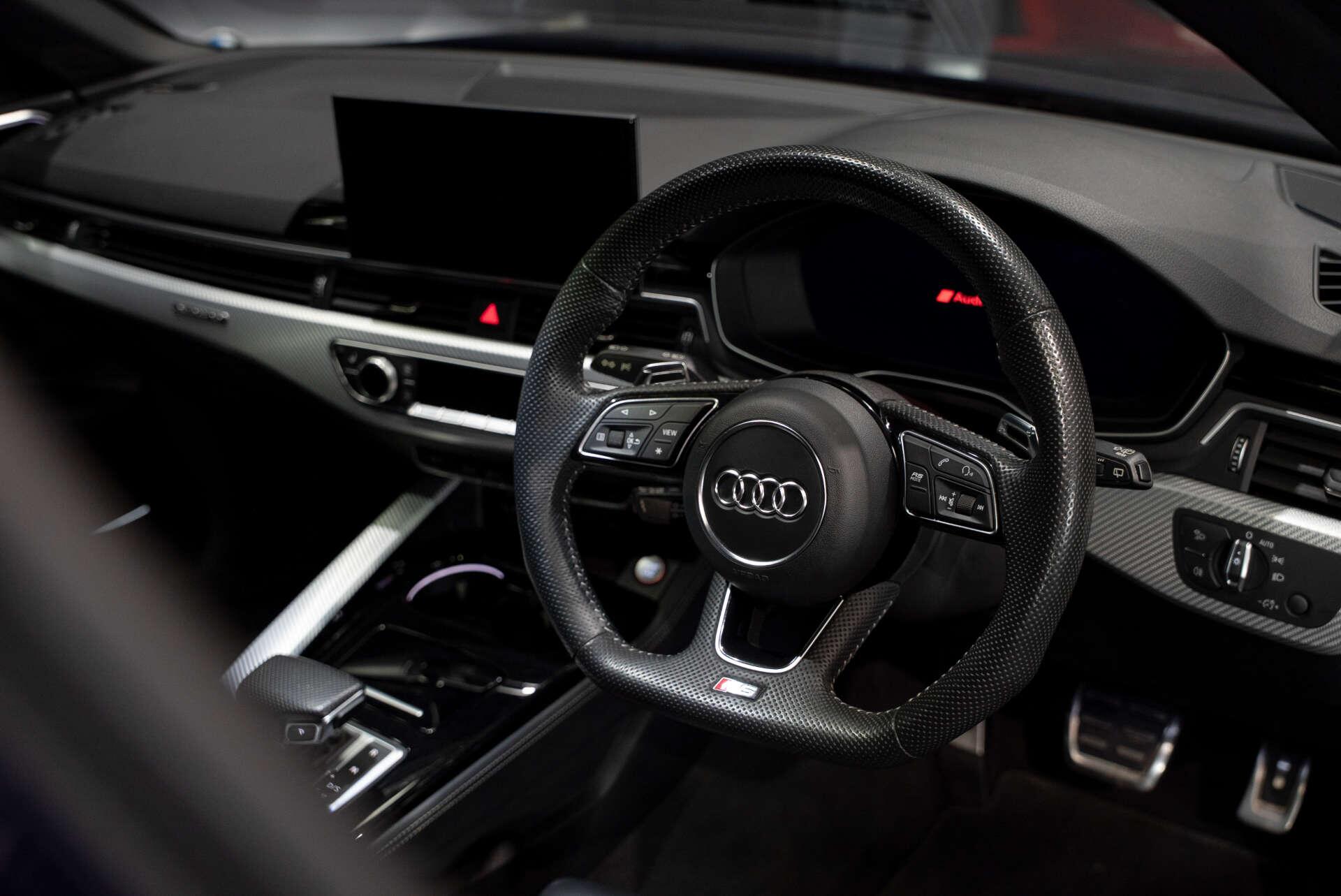 Audi RS4 Avant view 11