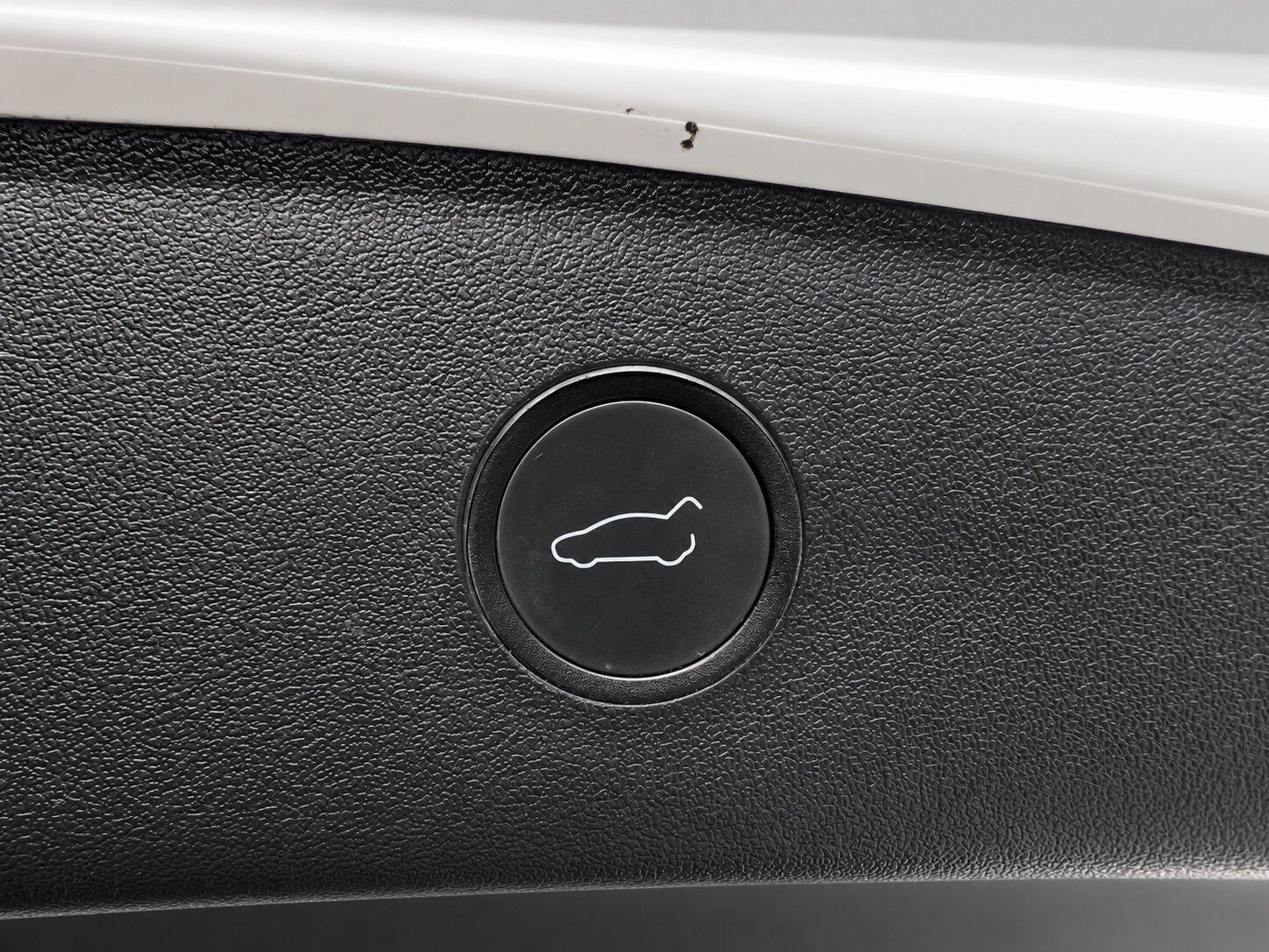 Tesla Model 3 view 32