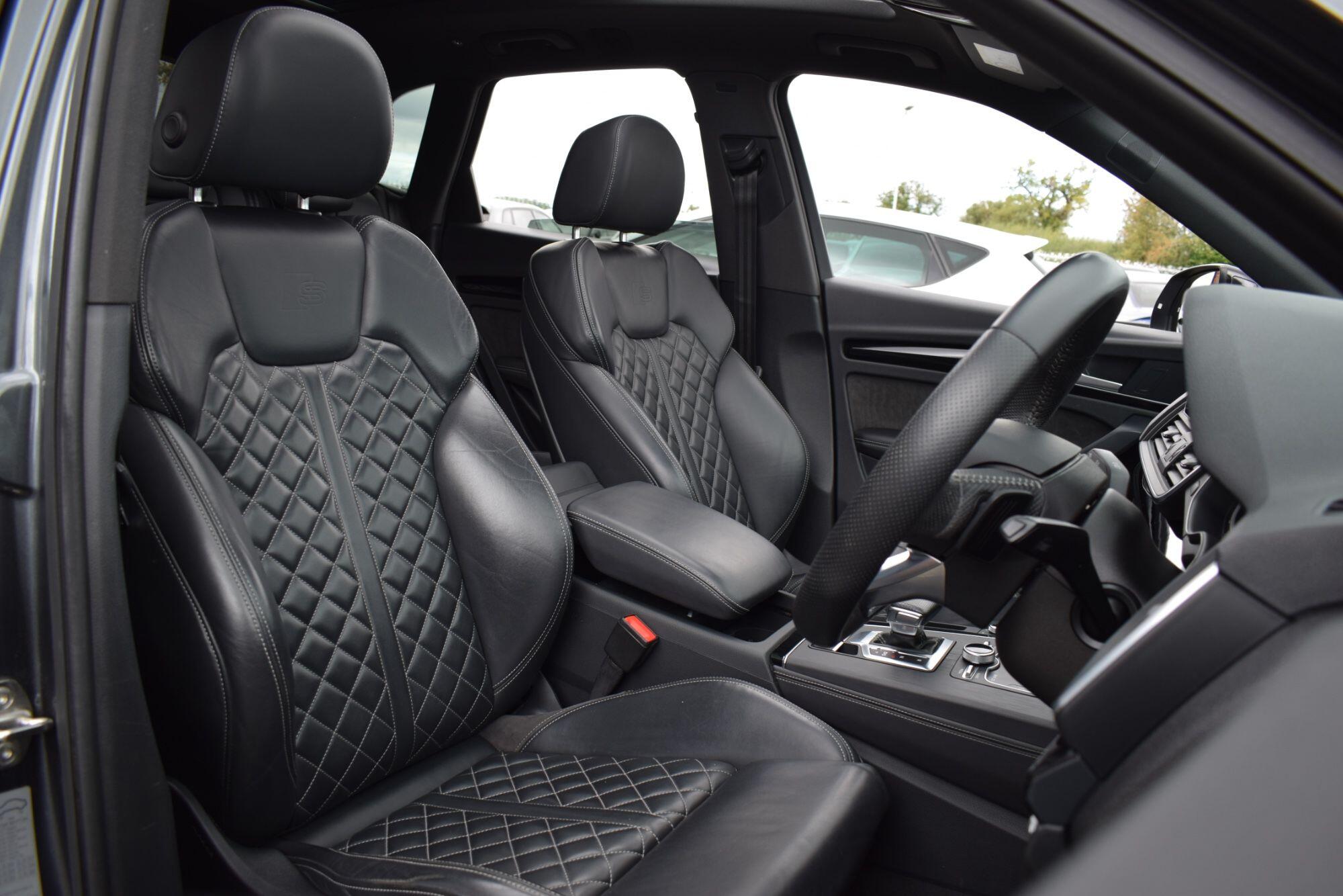 Audi Q5 view 12