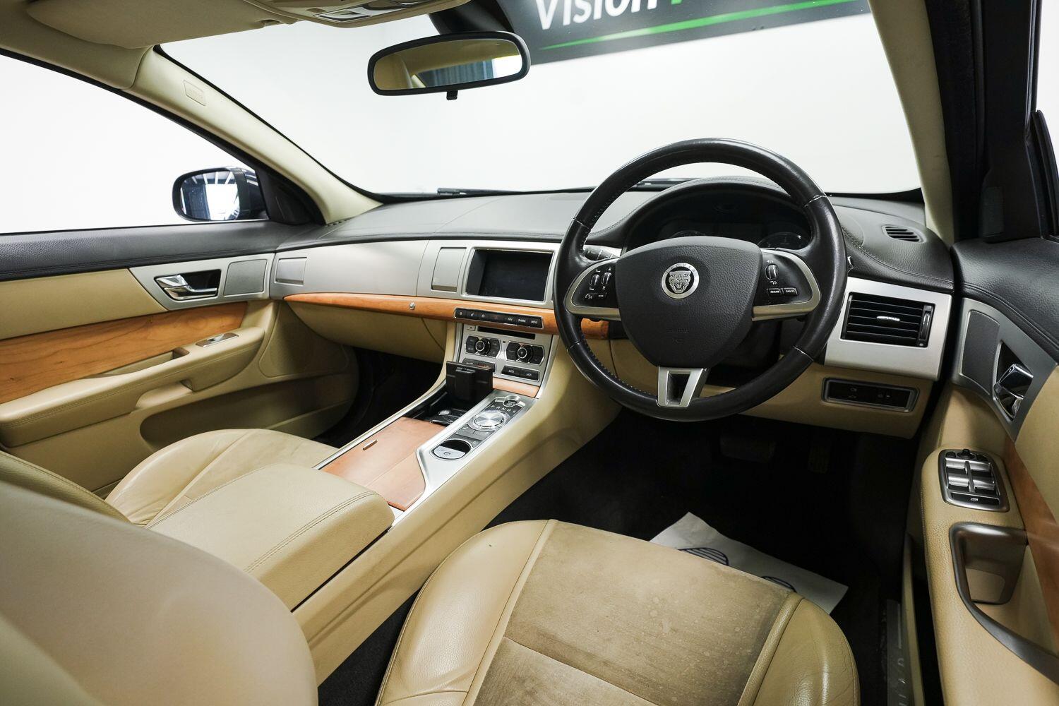 Jaguar XF view 11