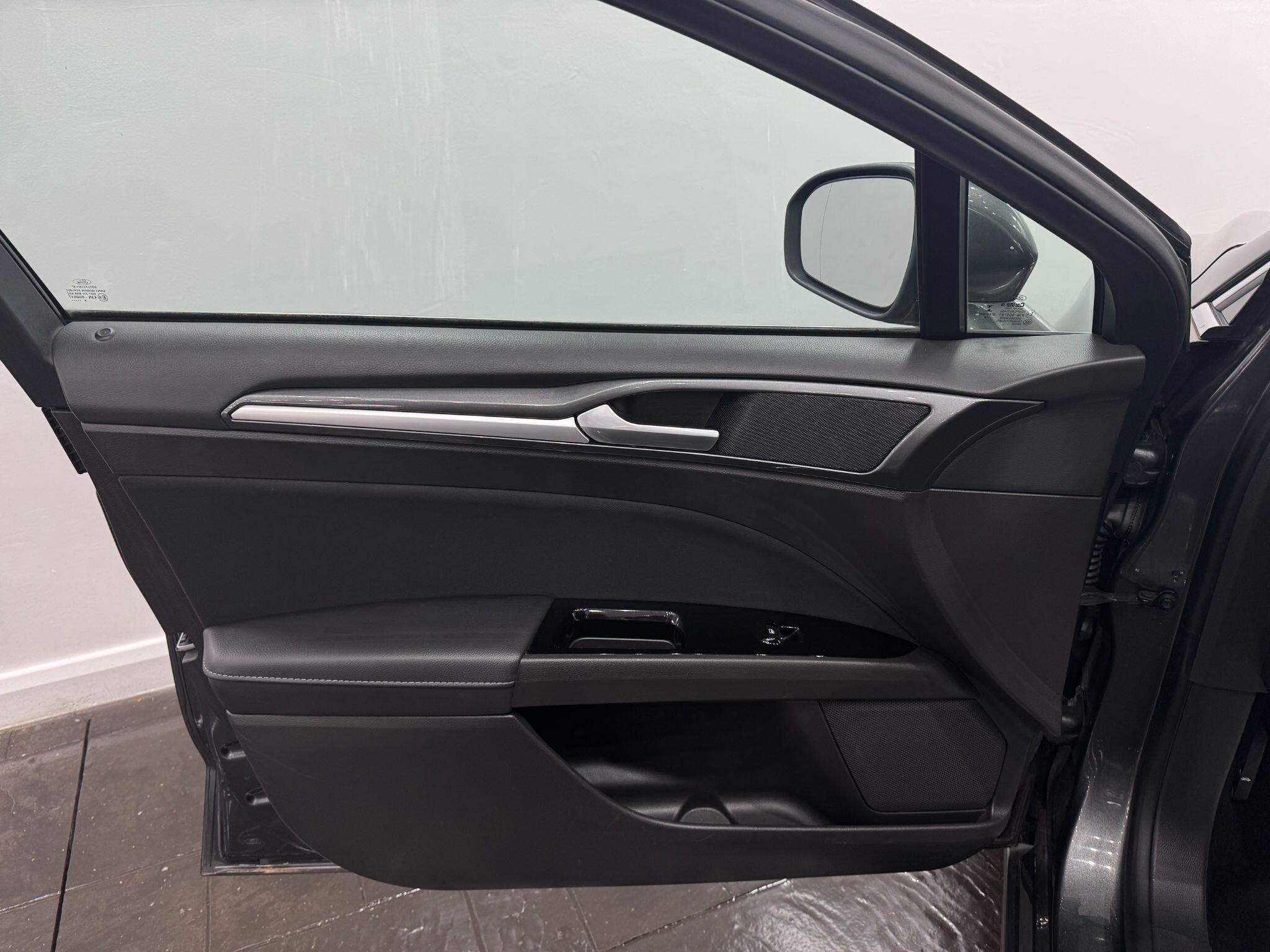 Ford Mondeo view 32