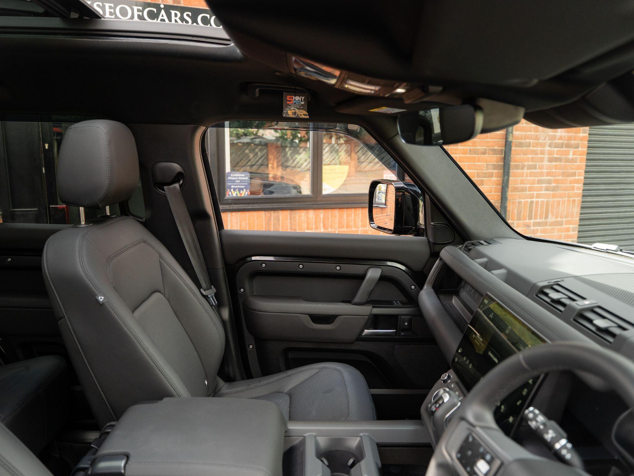 Land Rover Defender 110 view 44