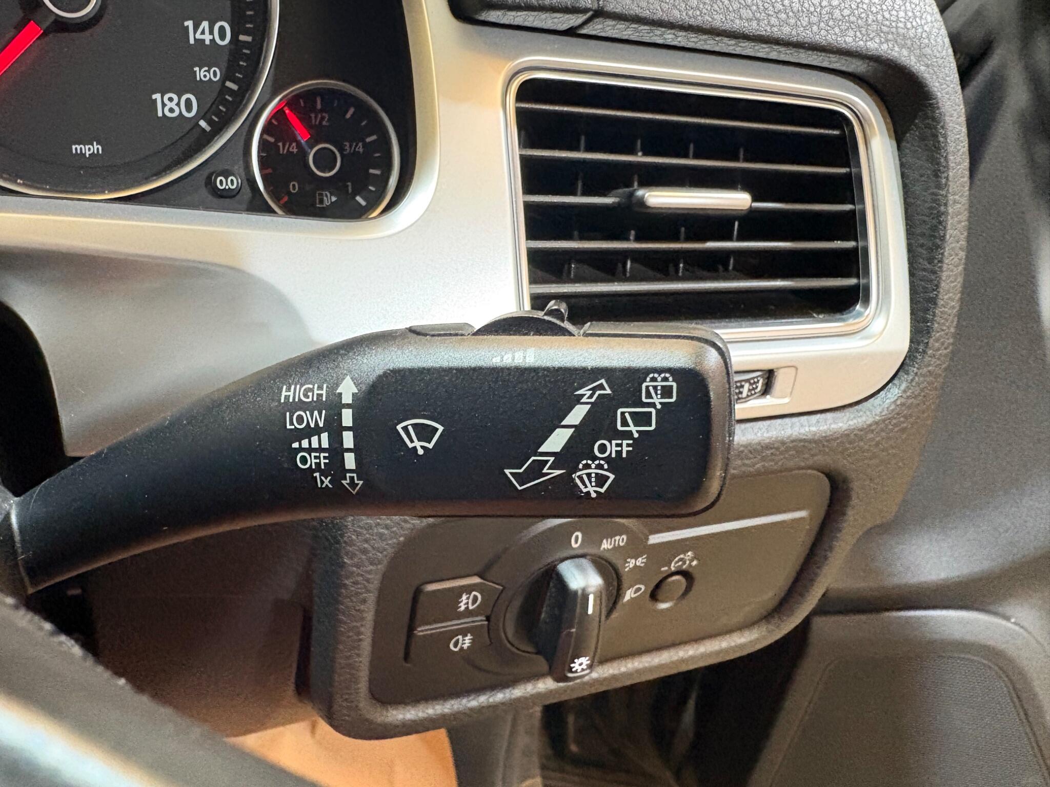 Volkswagen Touareg view 29