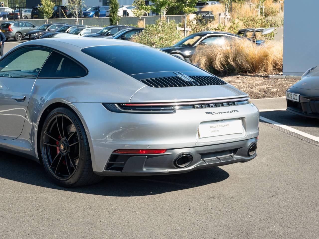 Porsche 911 view 8