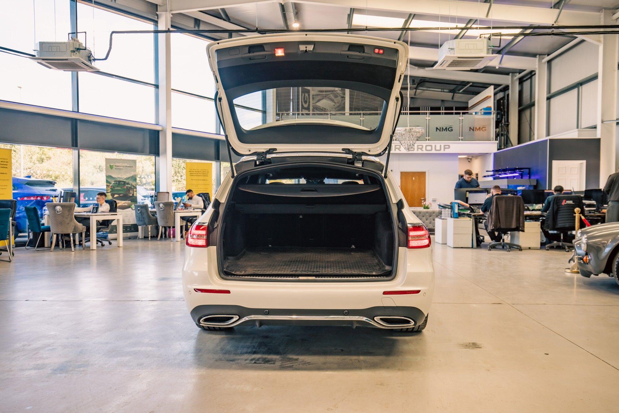 Mercedes-Benz E-Class view 32