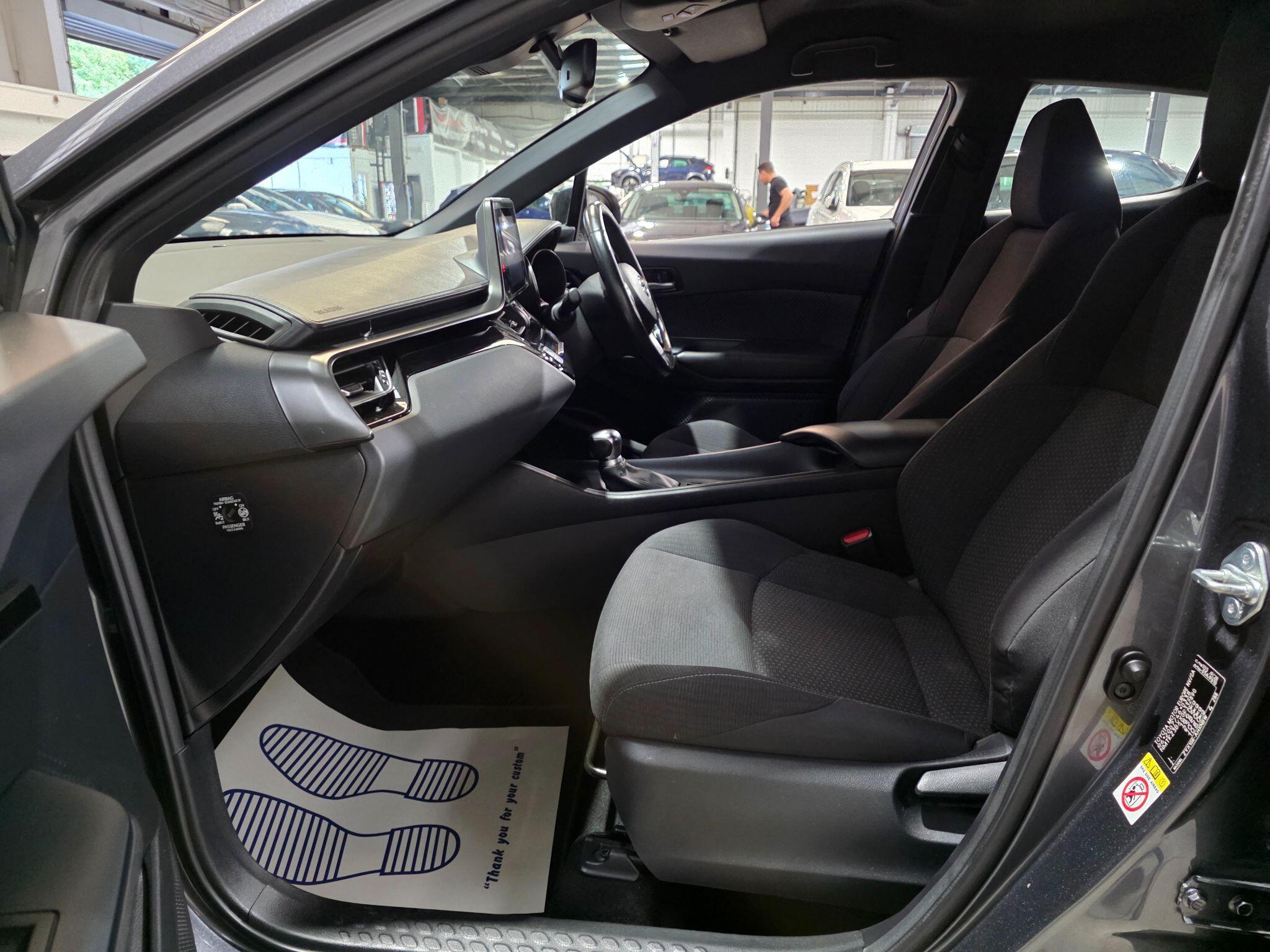 Toyota C-HR view 22