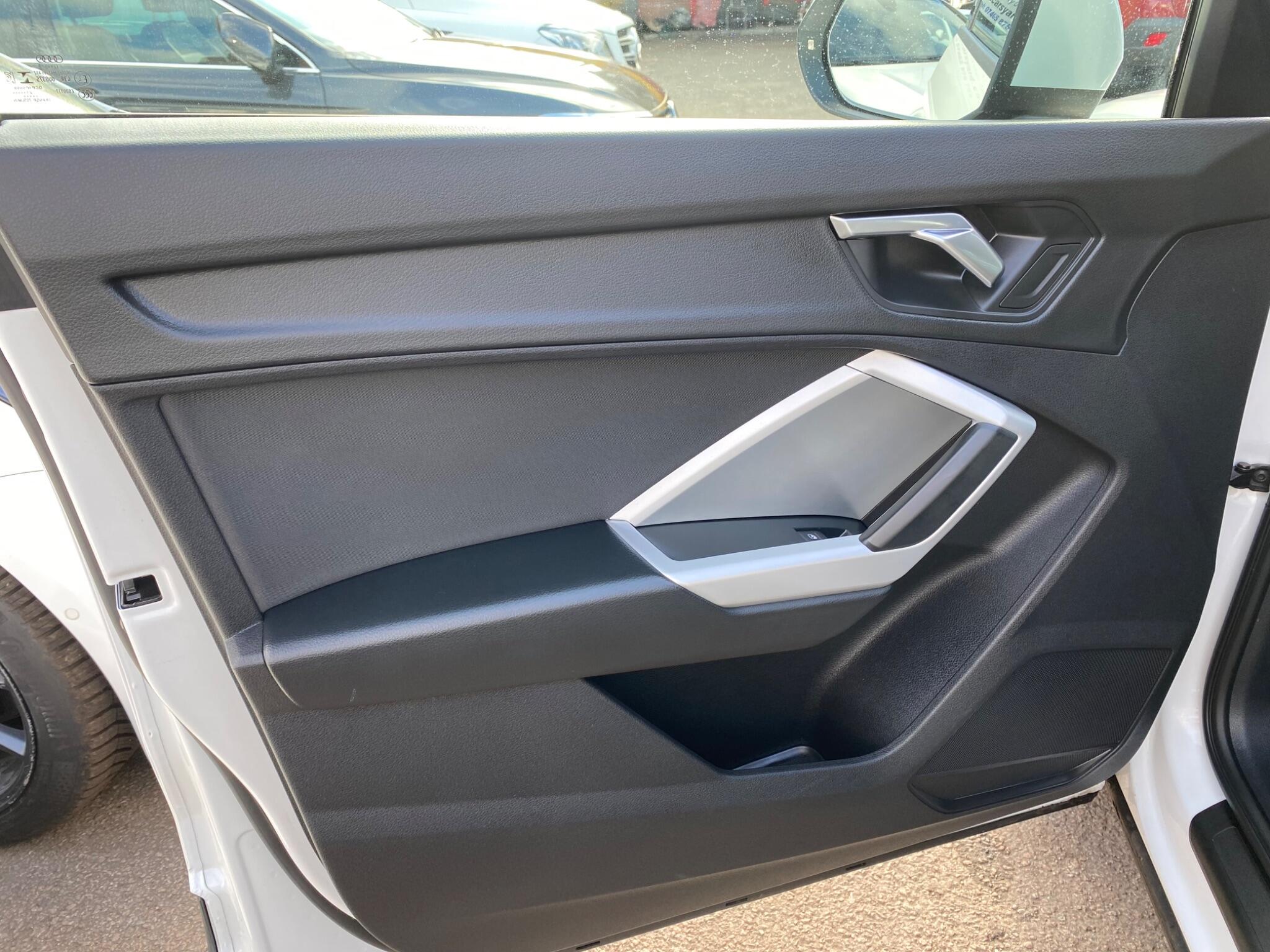 Audi Q3 view 38