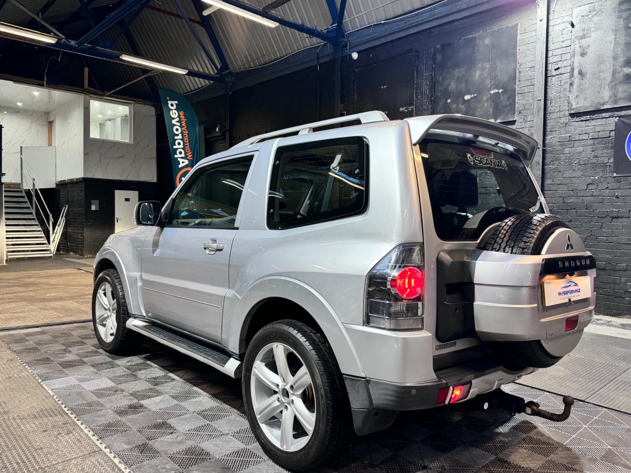 Mitsubishi Shogun view 9
